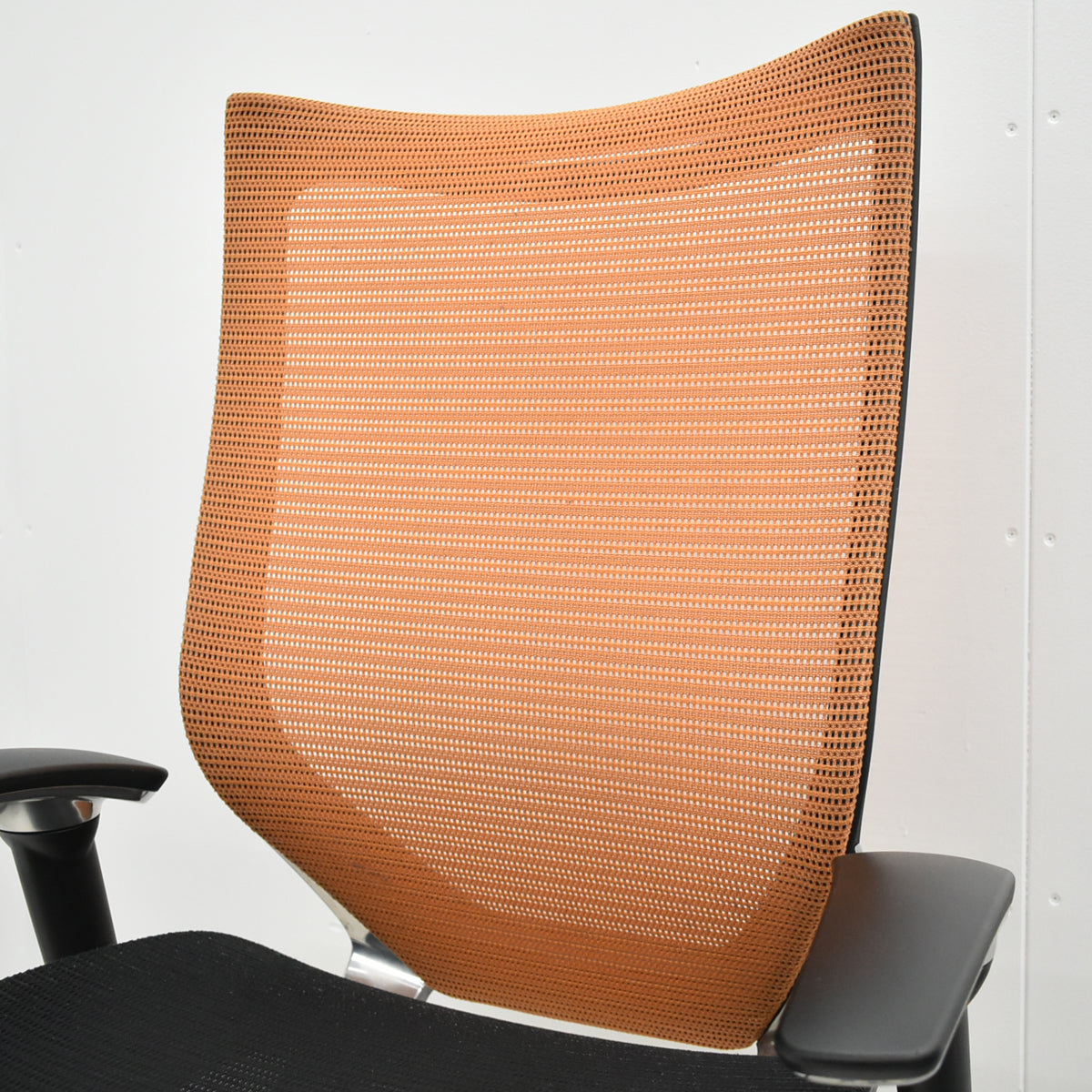 【中古】オカムラ　バロン　ハイバック　可動肘　ポリッシュ　ブラック×オレンジ　肘パッド新品　2026012205【中古オフィス家具】