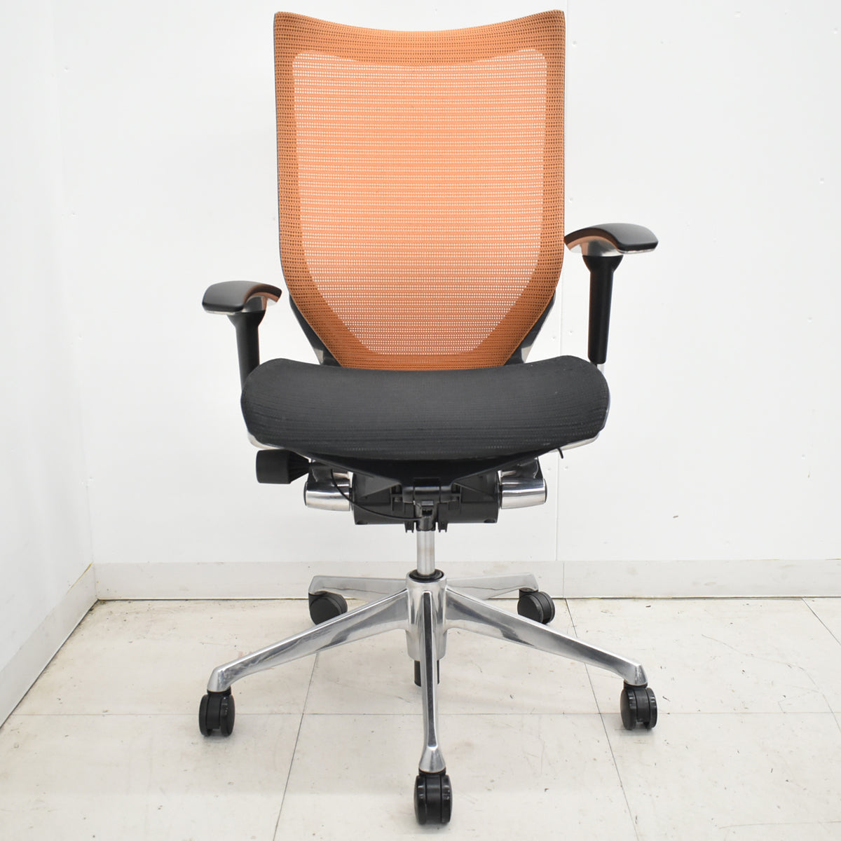 【中古】オカムラ　バロン　ハイバック　可動肘　ポリッシュ　ブラック×オレンジ　肘パッド新品　2026012205【中古オフィス家具】