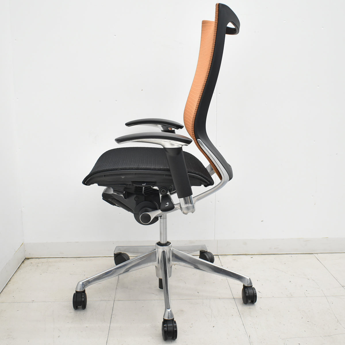 【中古】オカムラ　バロン　ハイバック　可動肘　ポリッシュ　ブラック×オレンジ　肘パッド新品　2026012205【中古オフィス家具】