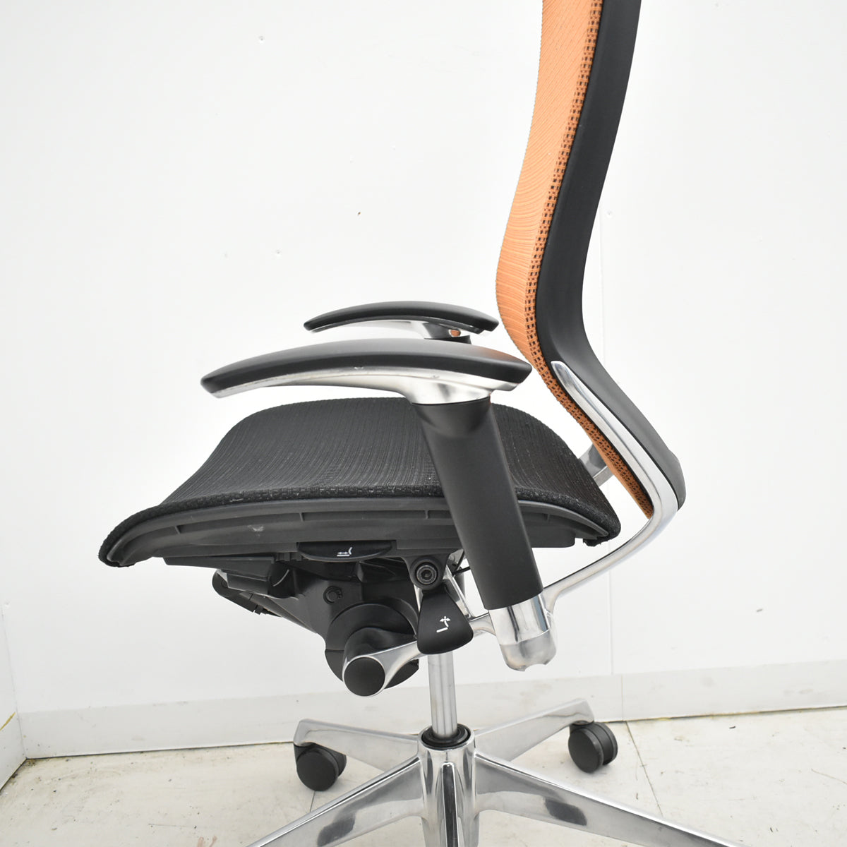 【中古】オカムラ　バロン　ハイバック　可動肘　ポリッシュ　ブラック×オレンジ　肘パッド新品　2026012205【中古オフィス家具】