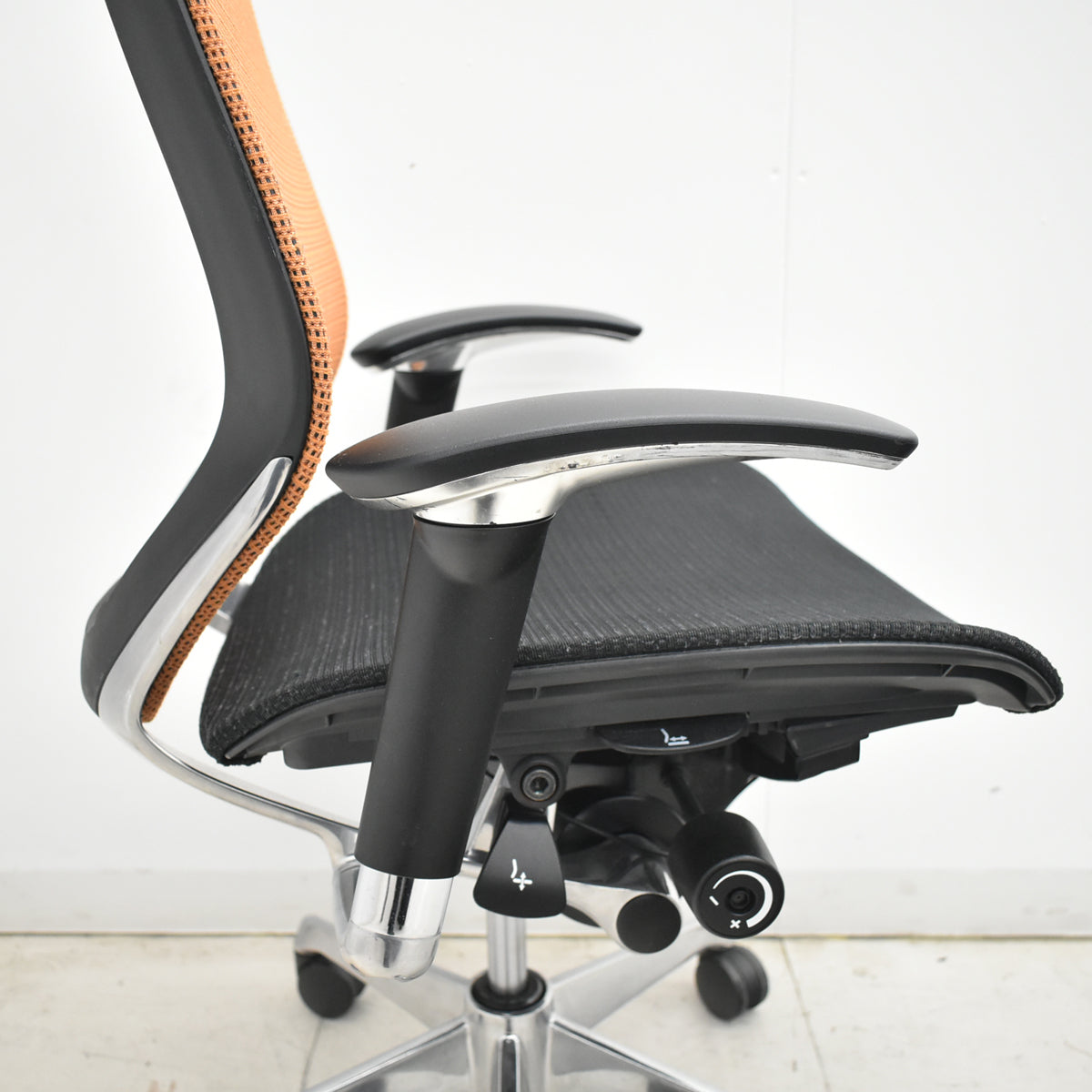 【中古】オカムラ　バロン　ハイバック　可動肘　ポリッシュ　ブラック×オレンジ　肘パッド新品　2026012205【中古オフィス家具】
