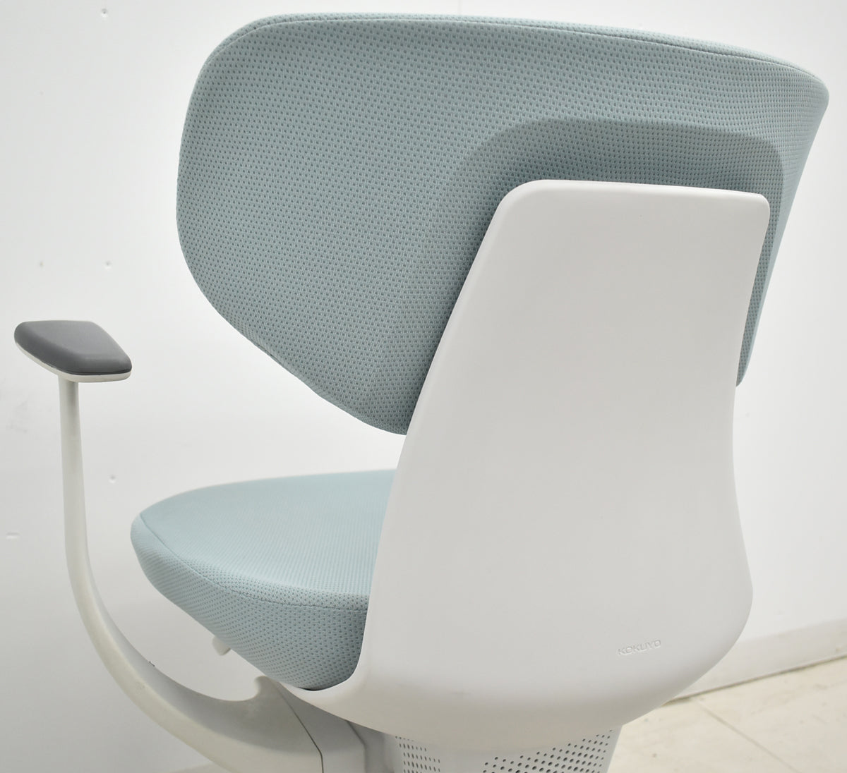 【中古】コクヨ　イング　固定肘　ラテラルタイプ　ナイロンキャスター　アッシュターコイズ　2026012206【中古オフィス家具】