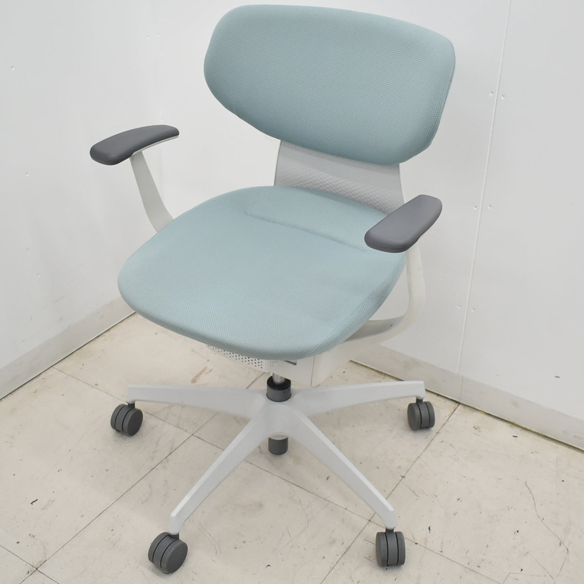 【中古】コクヨ　イング　固定肘　ラテラルタイプ　ナイロンキャスター　アッシュターコイズ　2026012206【中古オフィス家具】