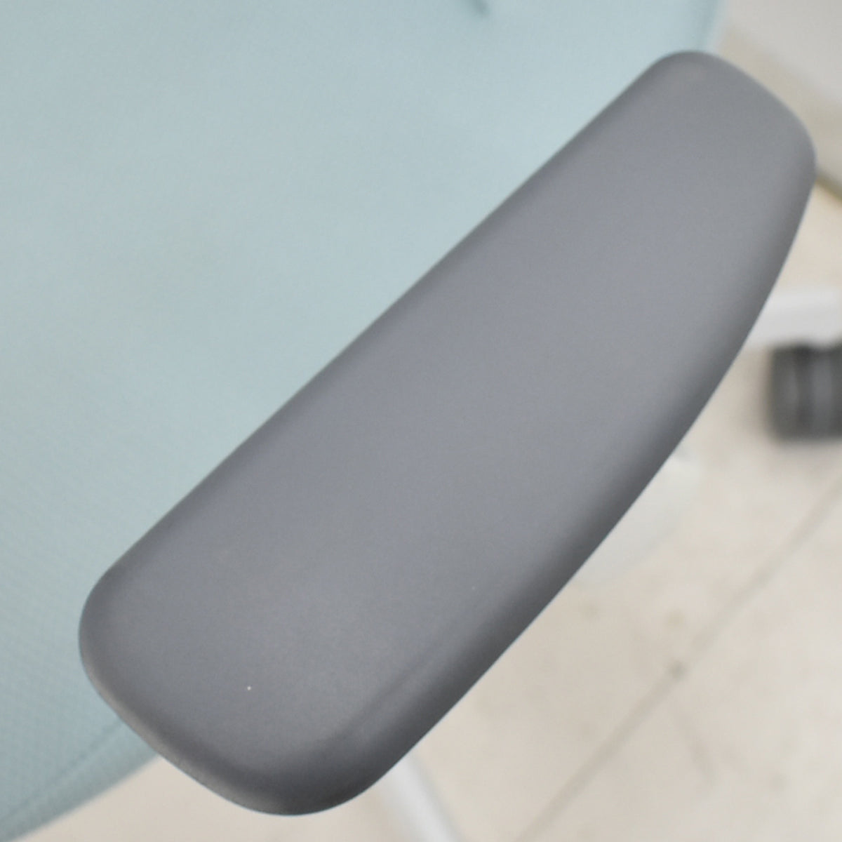 【中古】コクヨ　イング　固定肘　ラテラルタイプ　ナイロンキャスター　アッシュターコイズ　2026012206【中古オフィス家具】