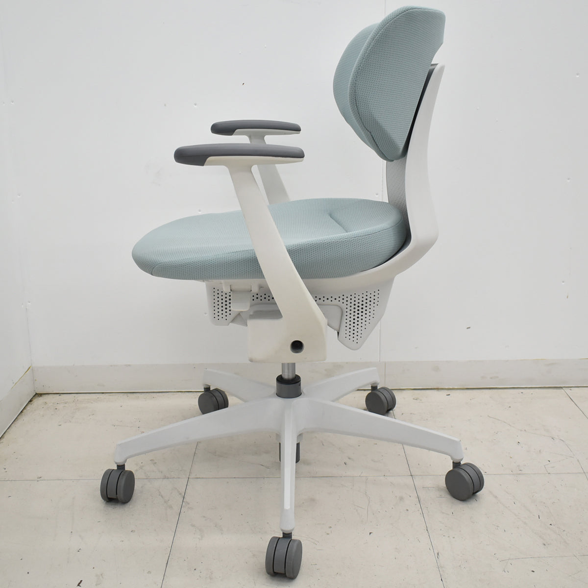 【中古】コクヨ　イング　固定肘　ラテラルタイプ　ナイロンキャスター　アッシュターコイズ　2026012206【中古オフィス家具】