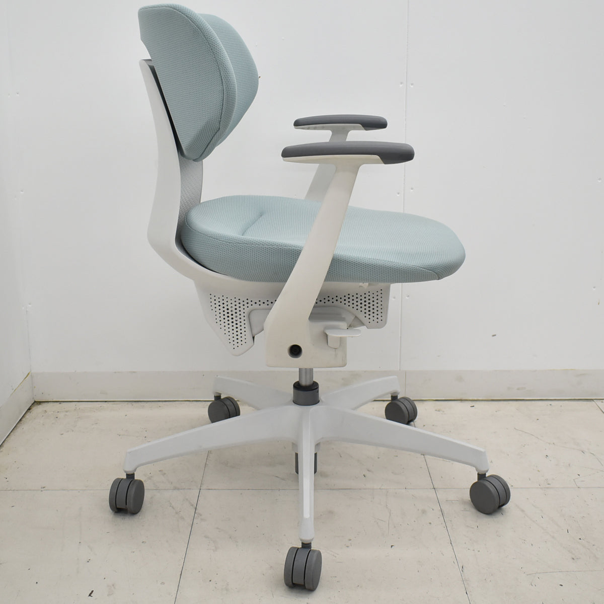 【中古】コクヨ　イング　固定肘　ラテラルタイプ　ナイロンキャスター　アッシュターコイズ　2026012206【中古オフィス家具】