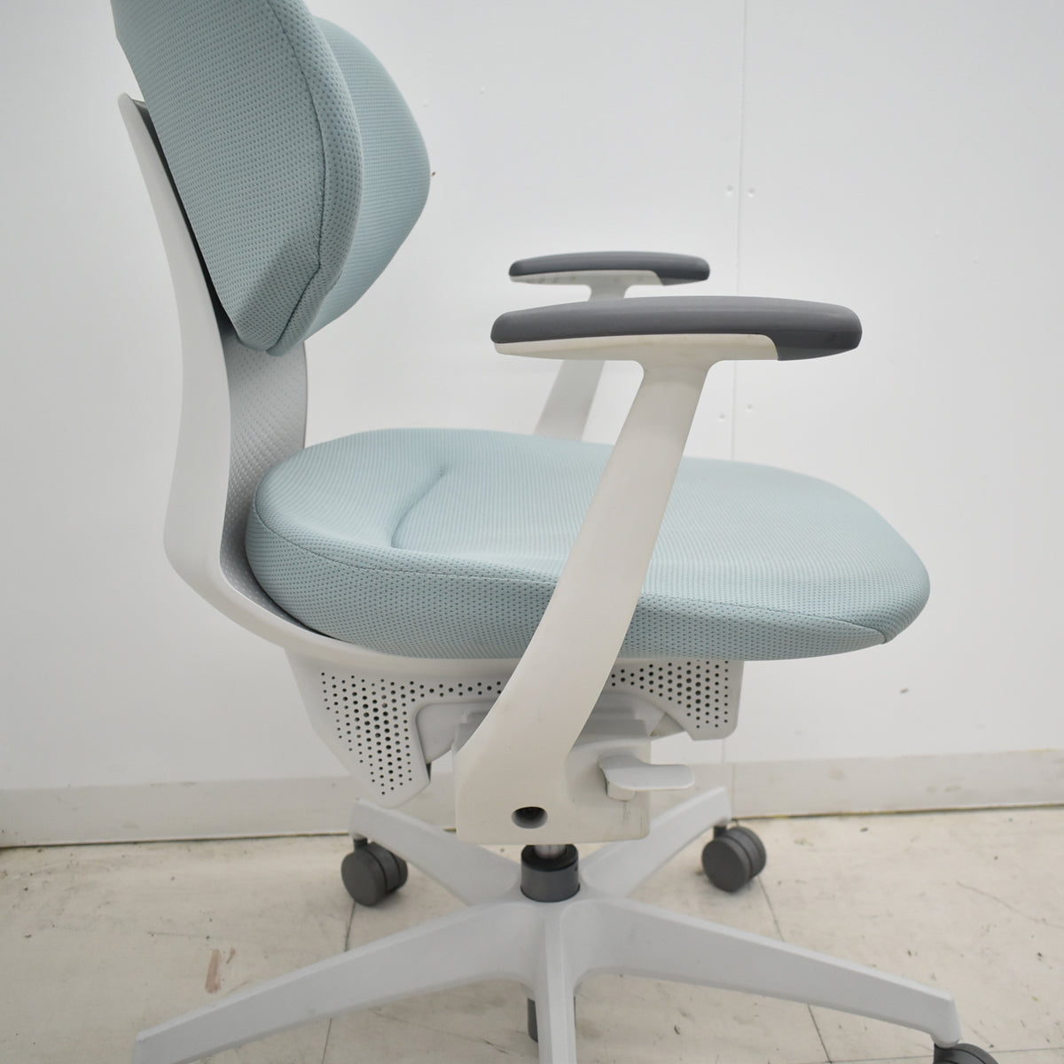 【中古】コクヨ　イング　固定肘　ラテラルタイプ　ナイロンキャスター　アッシュターコイズ　2026012206【中古オフィス家具】