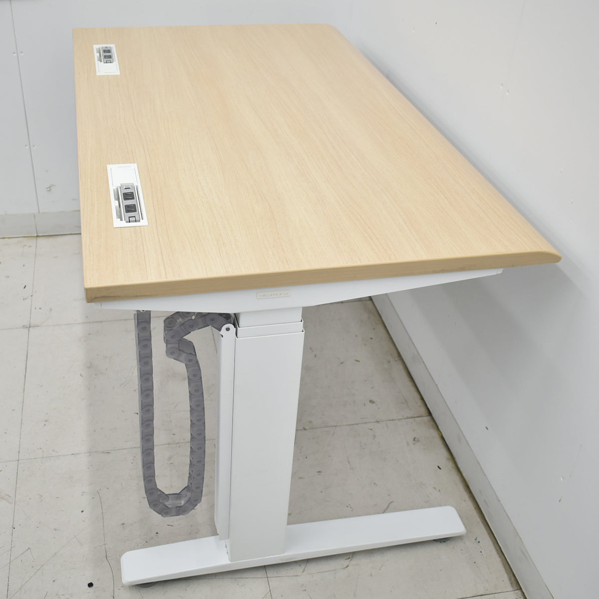 【中古】オカムラ　スイフト　電動昇降デスク　スムースフォルムエッジ　インジケーター付ボタンタイプ　メモリー機能　コンセントユニット２個付　幅1150　2026012301【中古オフィス家具】