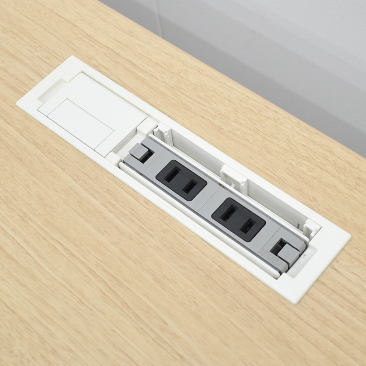 【中古】オカムラ　スイフト　電動昇降デスク　スムースフォルムエッジ　インジケーター付ボタンタイプ　メモリー機能　コンセントユニット２個付　幅1150　2026012301【中古オフィス家具】