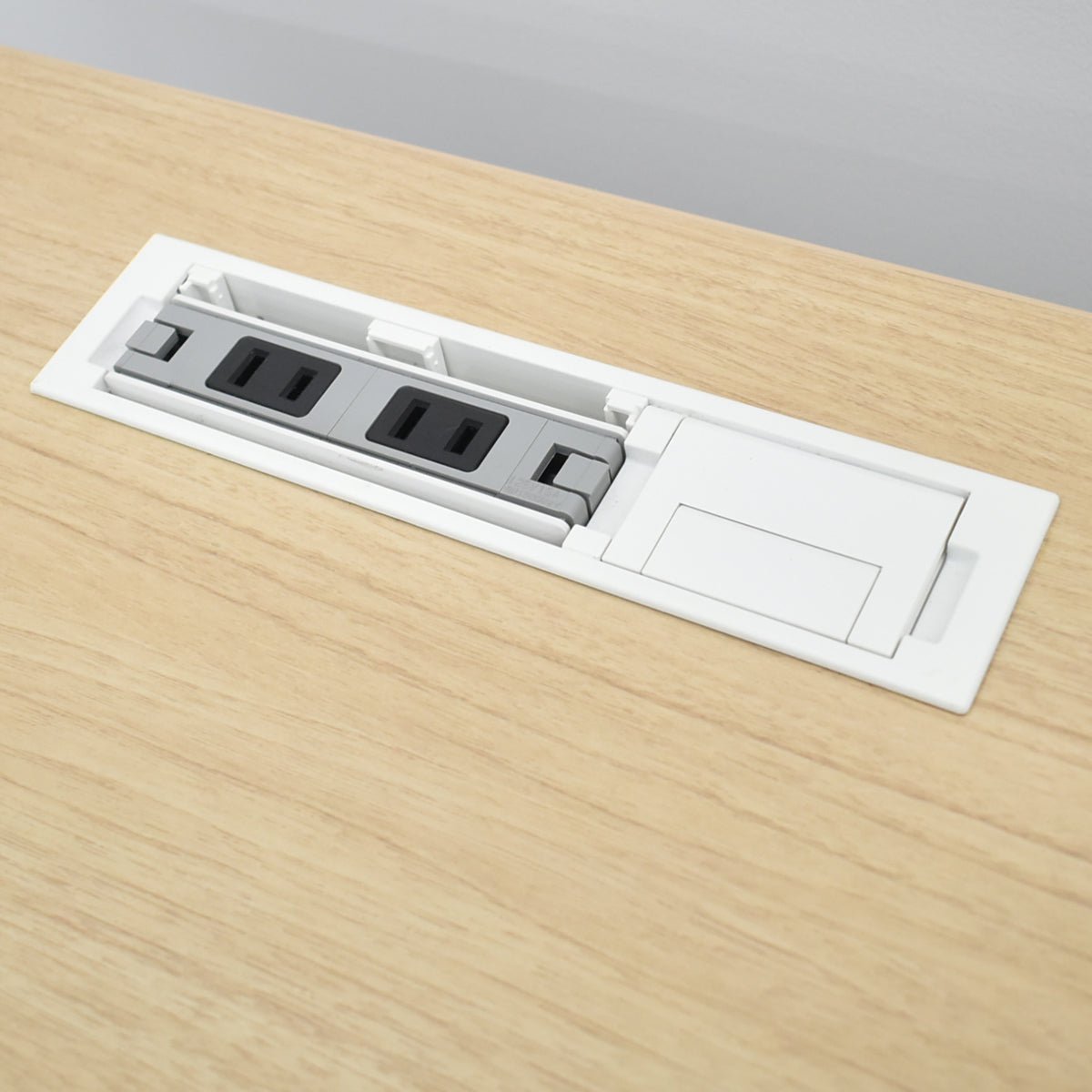 【中古】オカムラ　スイフト　電動昇降デスク　スムースフォルムエッジ　インジケーター付ボタンタイプ　メモリー機能　コンセントユニット２個付　幅1150　2026012301【中古オフィス家具】