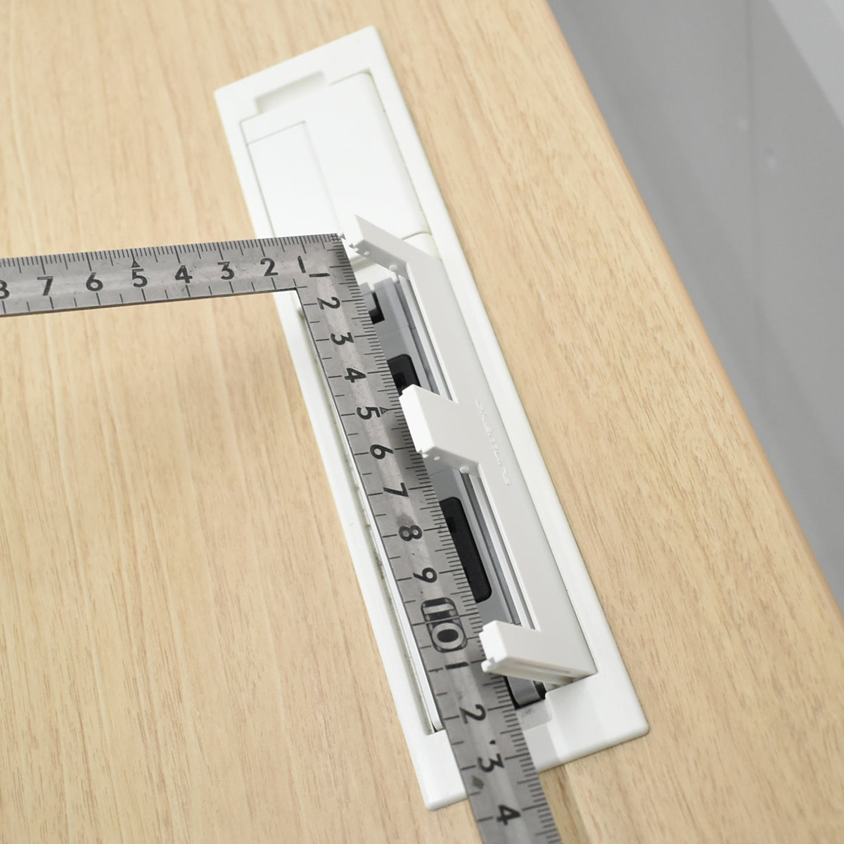 【中古】オカムラ　スイフト　電動昇降デスク　スムースフォルムエッジ　インジケーター付ボタンタイプ　メモリー機能　コンセントユニット２個付　幅1150　2026012301【中古オフィス家具】