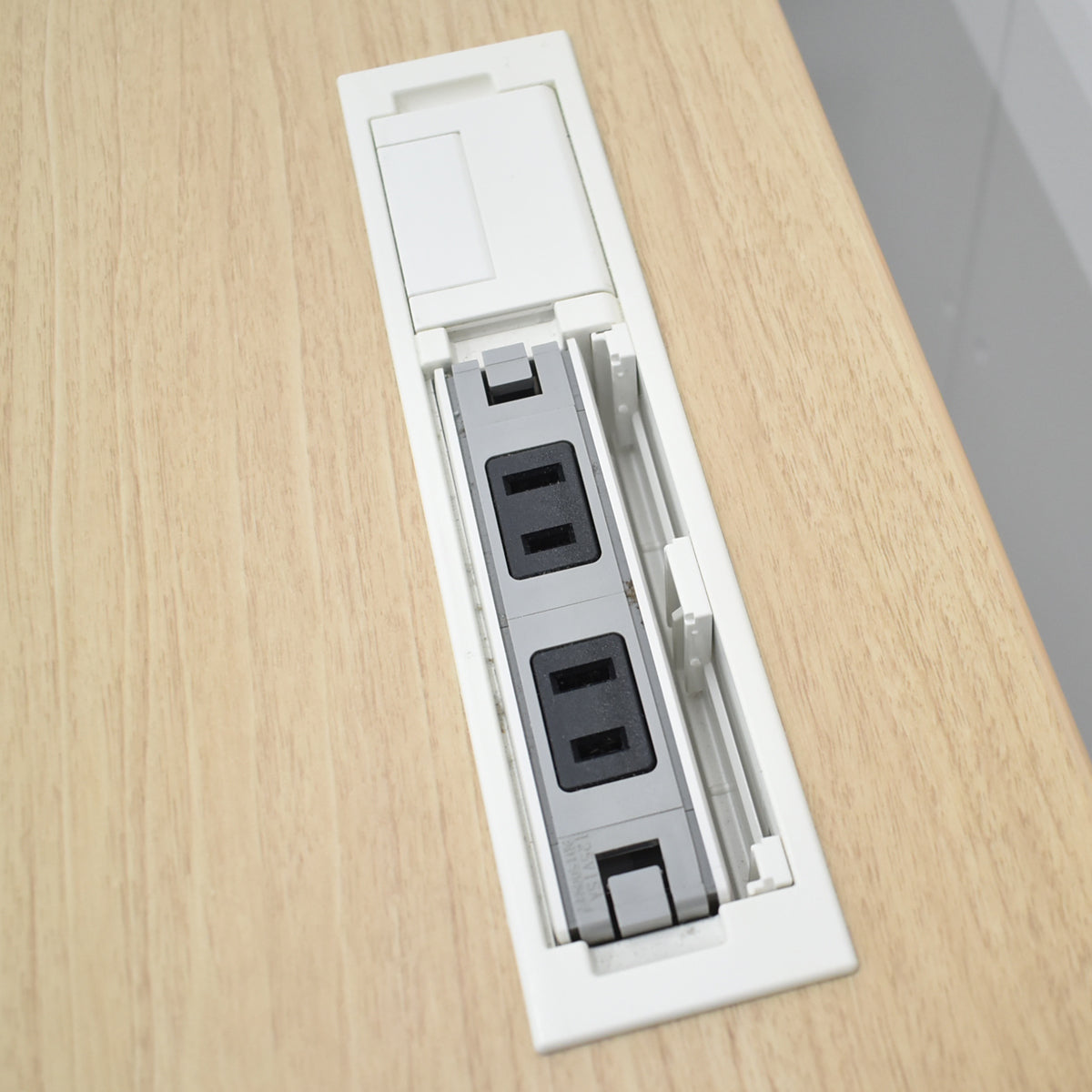 【中古】オカムラ　スイフト　電動昇降デスク　スムースフォルムエッジ　インジケーター付ボタンタイプ　メモリー機能　コンセントユニット２個付　幅1150　2026012301【中古オフィス家具】