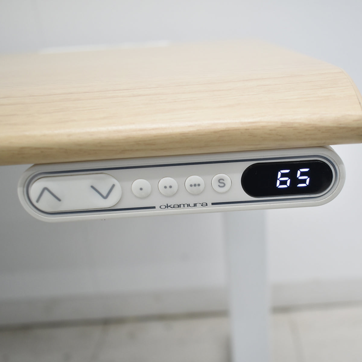 【中古】オカムラ　スイフト　電動昇降デスク　スムースフォルムエッジ　インジケーター付ボタンタイプ　メモリー機能　コンセントユニット２個付　幅1150　2026012301【中古オフィス家具】