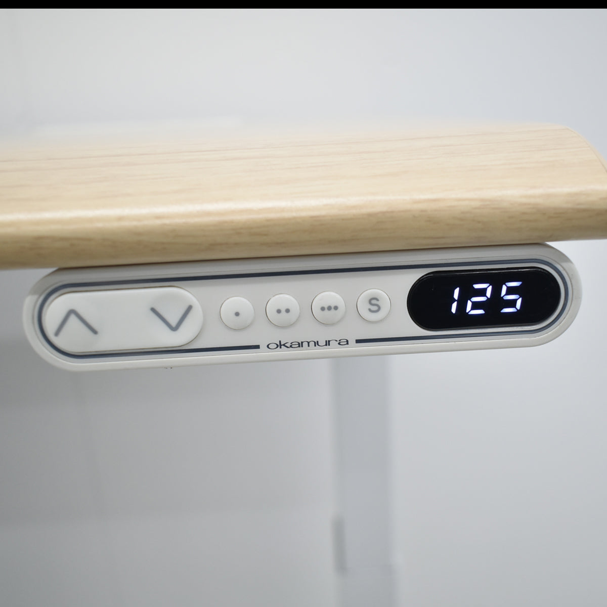 【中古】オカムラ　スイフト　電動昇降デスク　スムースフォルムエッジ　インジケーター付ボタンタイプ　メモリー機能　コンセントユニット２個付　幅1150　2026012301【中古オフィス家具】