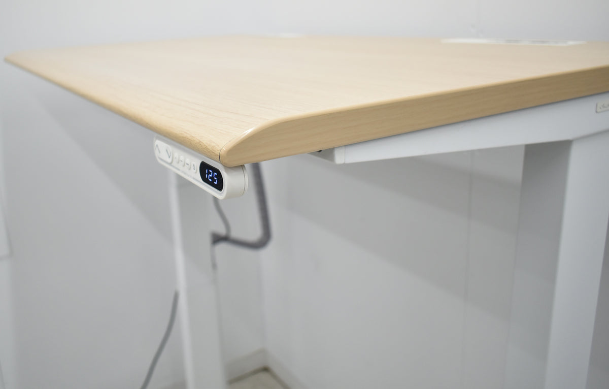 【中古】オカムラ　スイフト　電動昇降デスク　スムースフォルムエッジ　インジケーター付ボタンタイプ　メモリー機能　コンセントユニット２個付　幅1150　2026012301【中古オフィス家具】