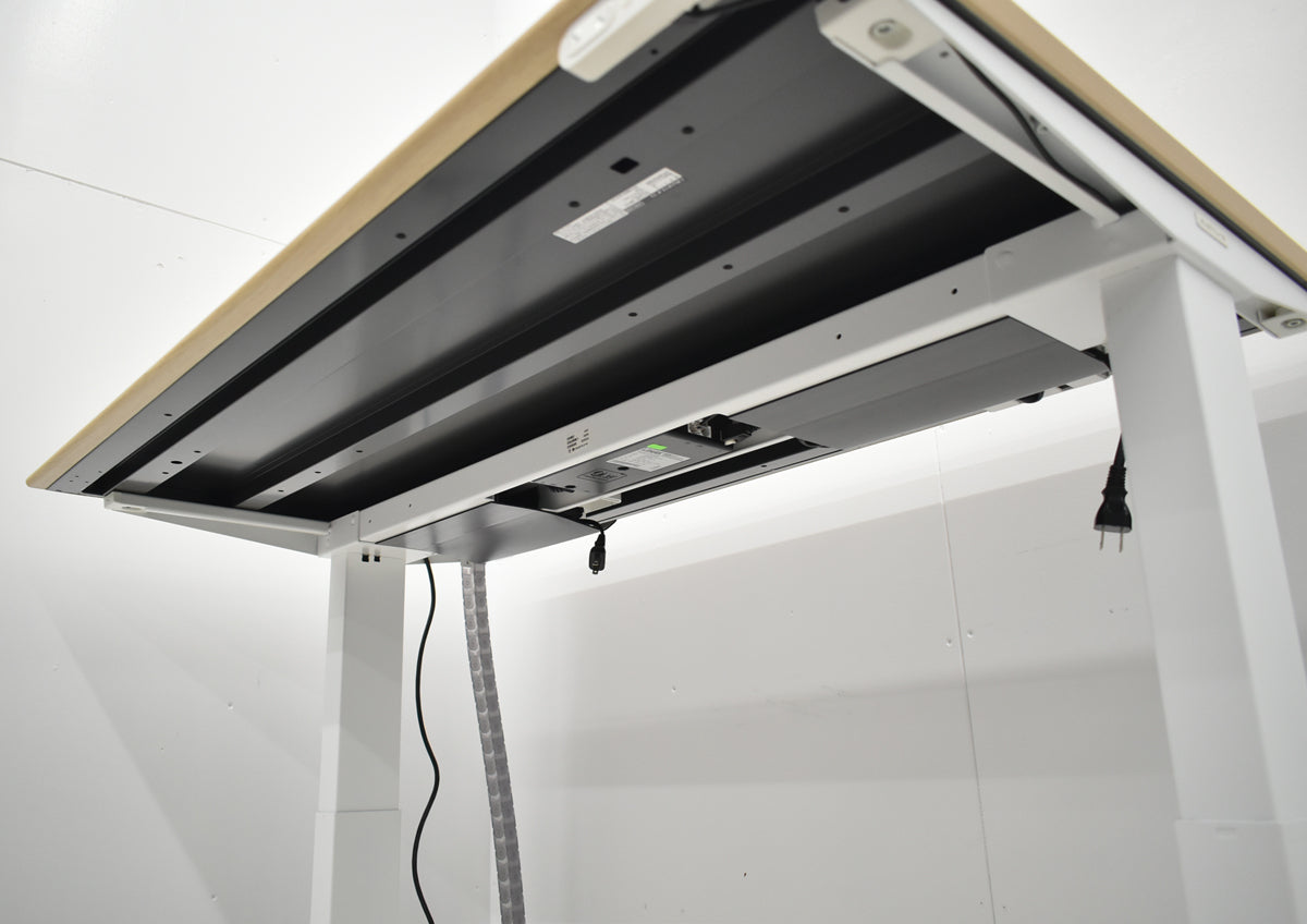 【中古】オカムラ　スイフト　電動昇降デスク　スムースフォルムエッジ　インジケーター付ボタンタイプ　メモリー機能　コンセントユニット２個付　幅1150　2026012301【中古オフィス家具】