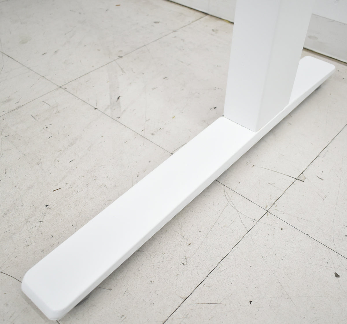 【中古】オカムラ　スイフト　電動昇降デスク　スムースフォルムエッジ　インジケーター付ボタンタイプ　メモリー機能　コンセントユニット２個付　幅1150　2026012301【中古オフィス家具】