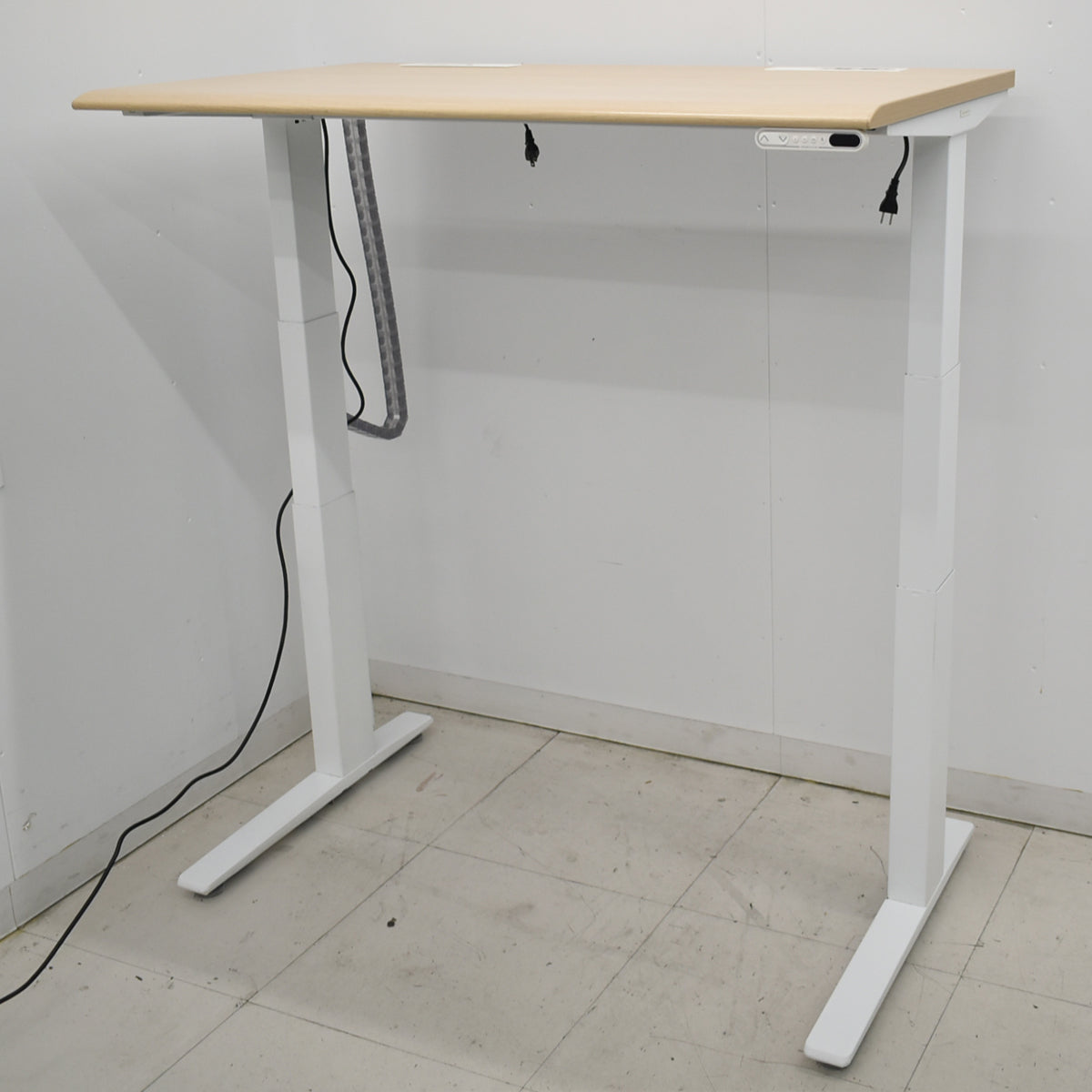 【中古】オカムラ　スイフト　電動昇降デスク　スムースフォルムエッジ　インジケーター付ボタンタイプ　メモリー機能　コンセントユニット２個付　幅1150　2026012301【中古オフィス家具】