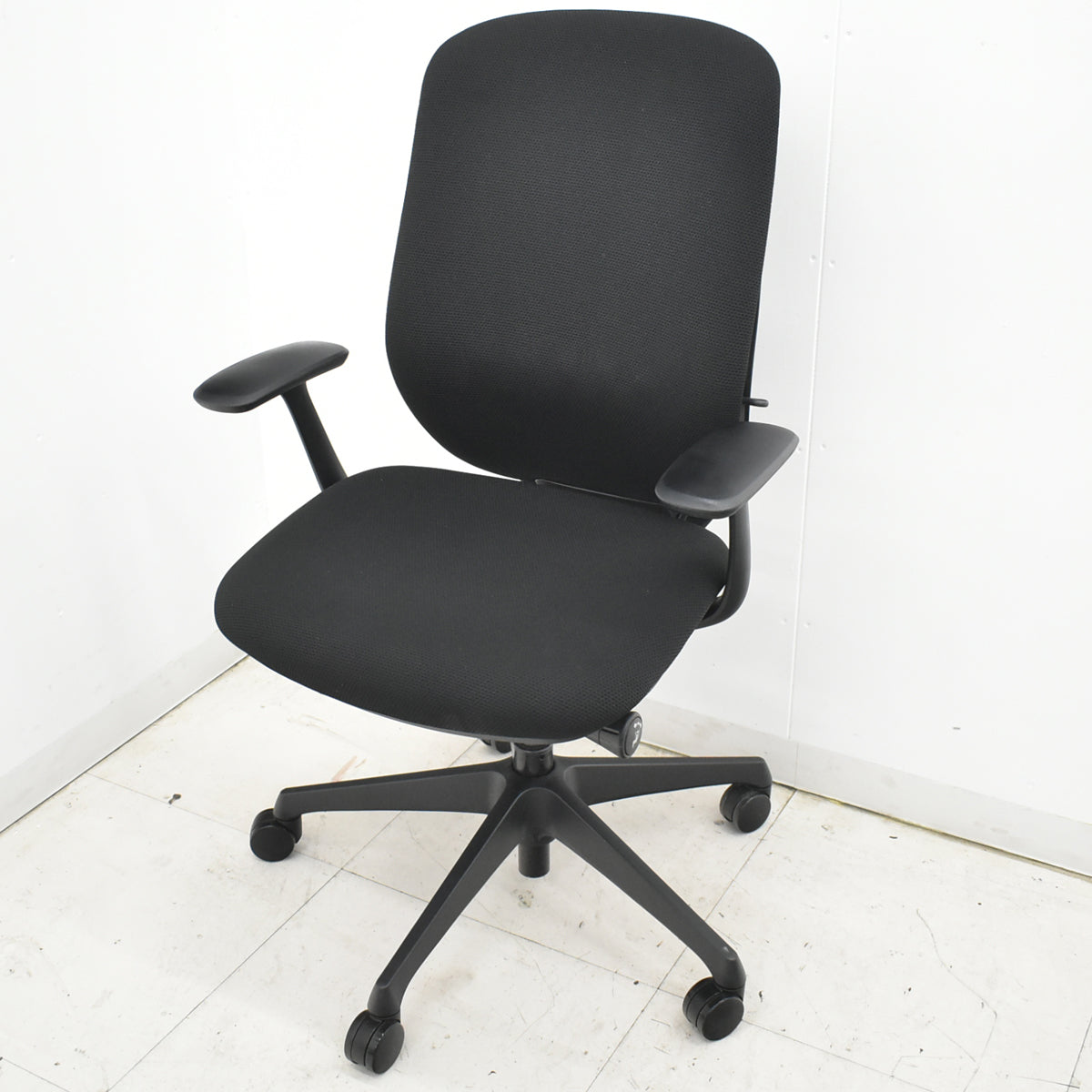 【中古】オカムラ　シルフィー　ハイバック　固定肘　バックカーブアジャスト　前傾機能　ブラック　2026012602【中古オフィス家具】