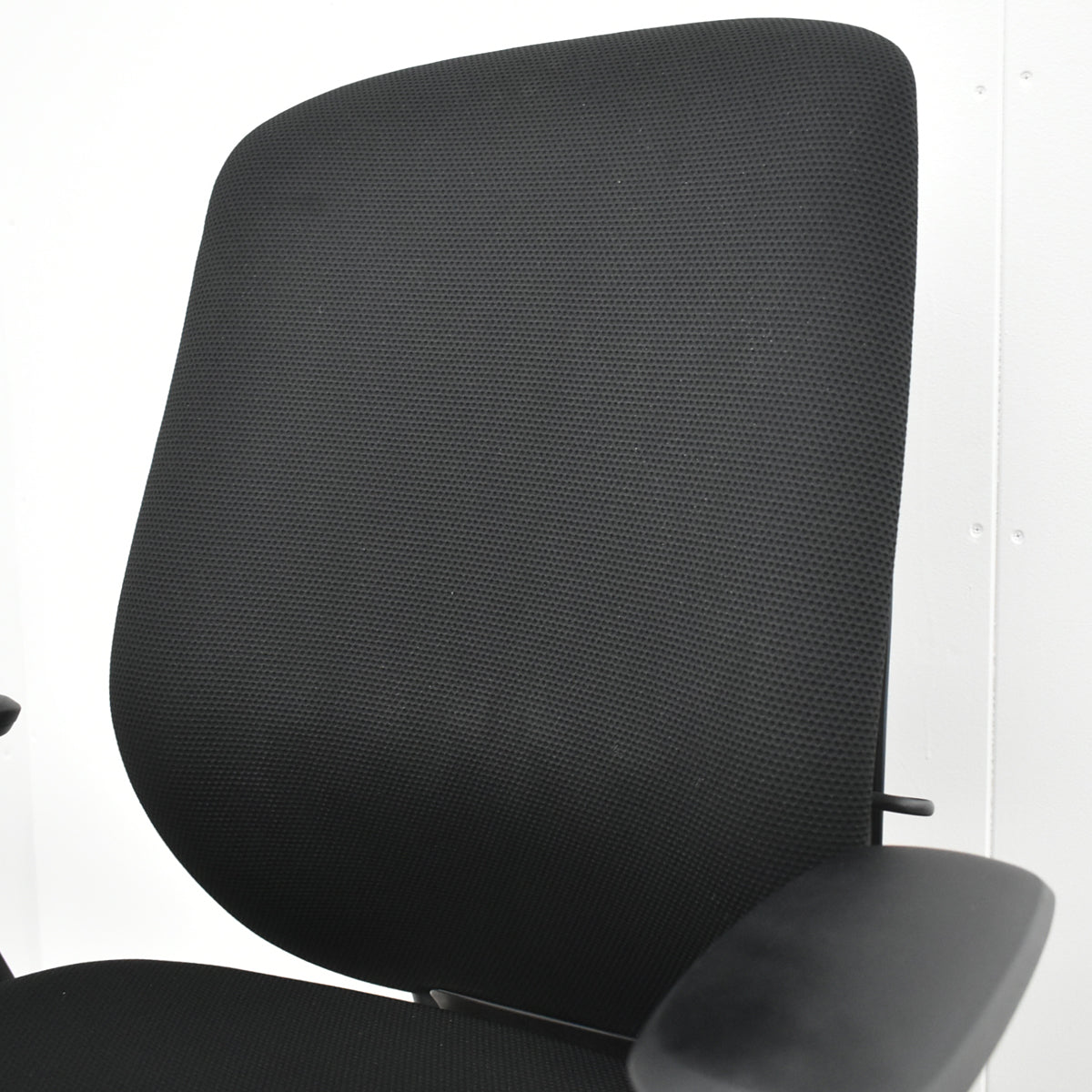 【中古】オカムラ　シルフィー　ハイバック　固定肘　バックカーブアジャスト　前傾機能　ブラック　2026012602【中古オフィス家具】
