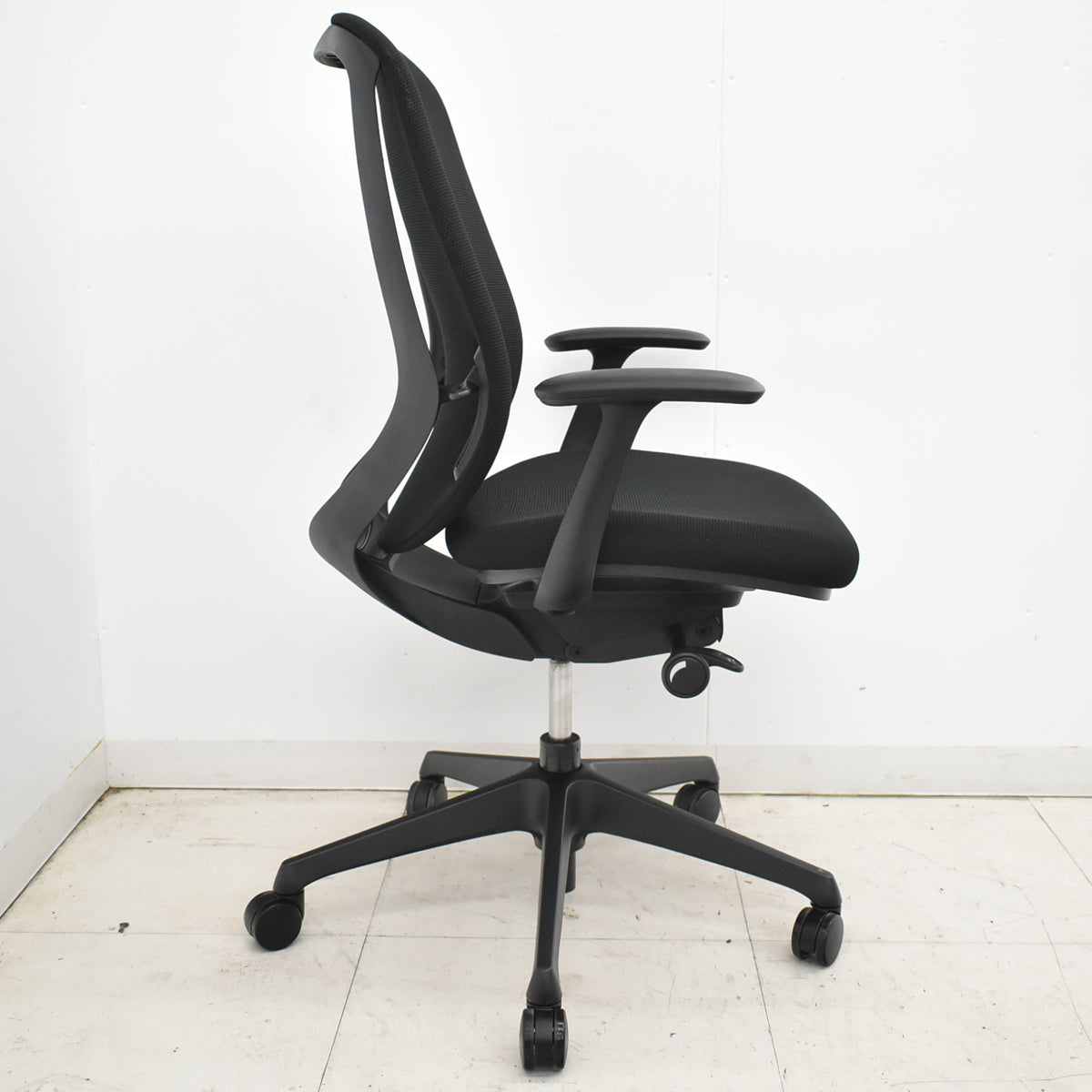 【中古】オカムラ　シルフィー　ハイバック　固定肘　バックカーブアジャスト　前傾機能　ブラック　2026012602【中古オフィス家具】