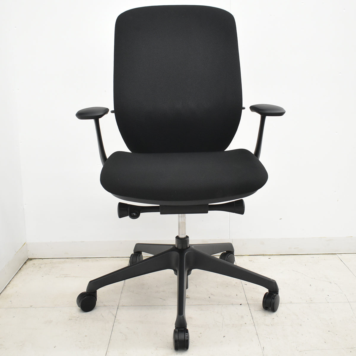 【中古】オカムラ　シルフィー　ハイバック　固定肘　バックカーブアジャスト　前傾機能　ブラック　2026012602【中古オフィス家具】