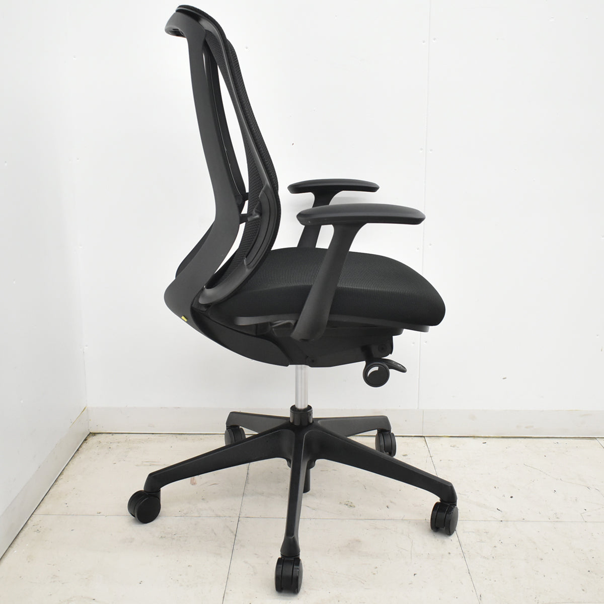 【中古】オカムラ　シルフィー　ハイバック　固定肘　バックカーブアジャスト　前傾機能　ブラック　2026012603【中古オフィス家具】