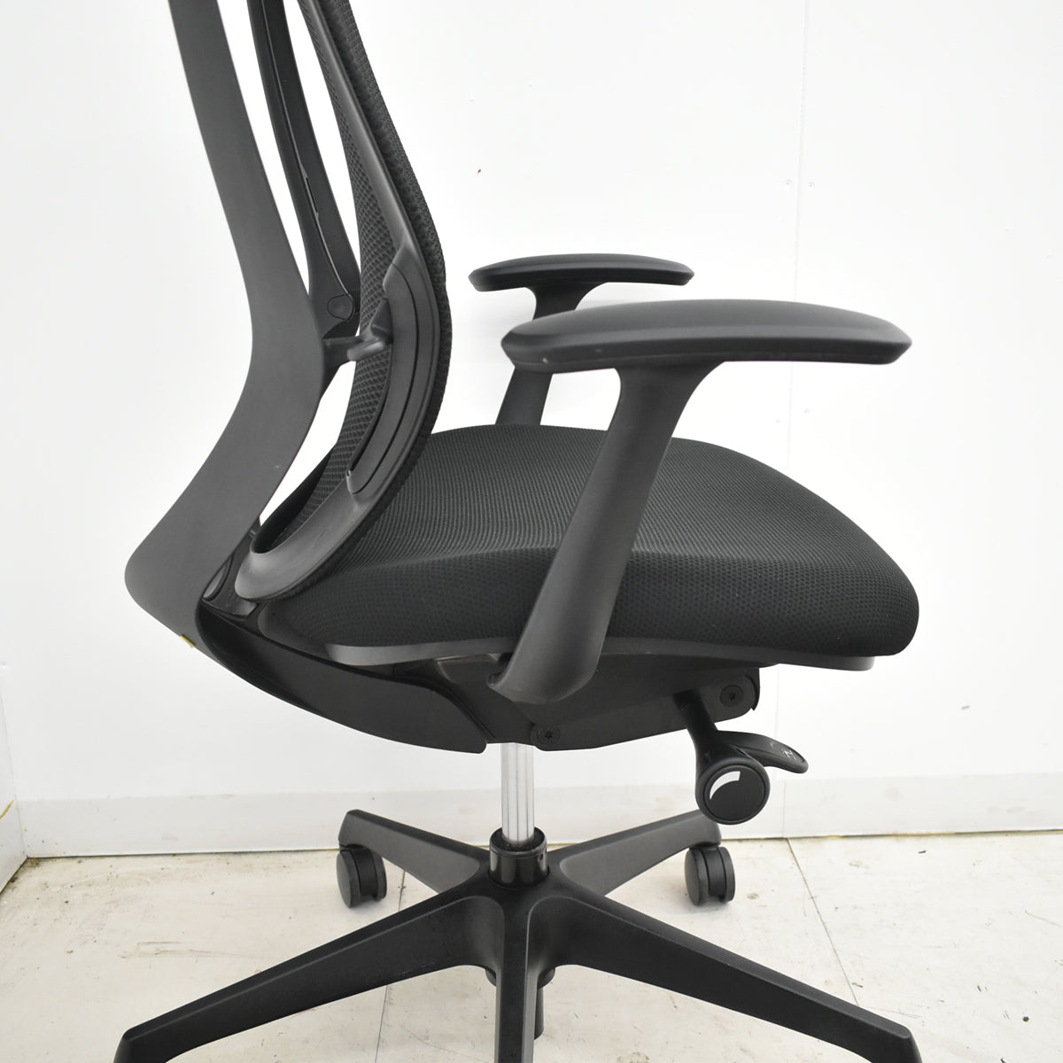 【中古】オカムラ　シルフィー　ハイバック　固定肘　バックカーブアジャスト　前傾機能　ブラック　2026012603【中古オフィス家具】