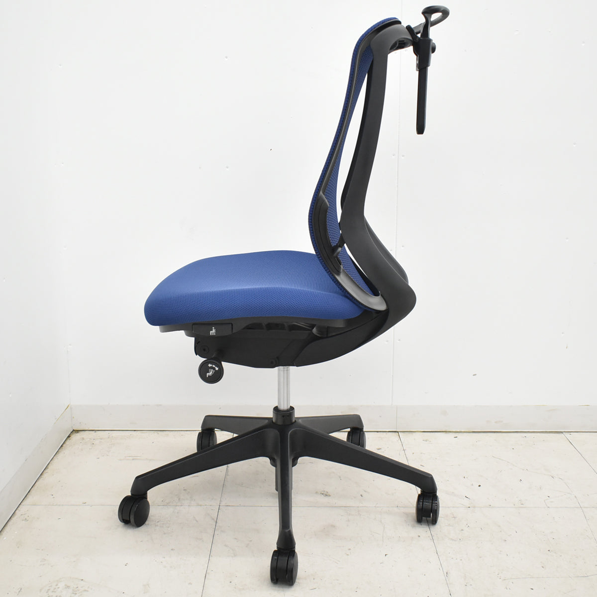 【中古】オカムラ　シルフィー　ハイバック　肘なし　バックカーブアジャスト　前傾機能　ハンガー　ミディアムブルー　2026012604【中古オフィス家具】
