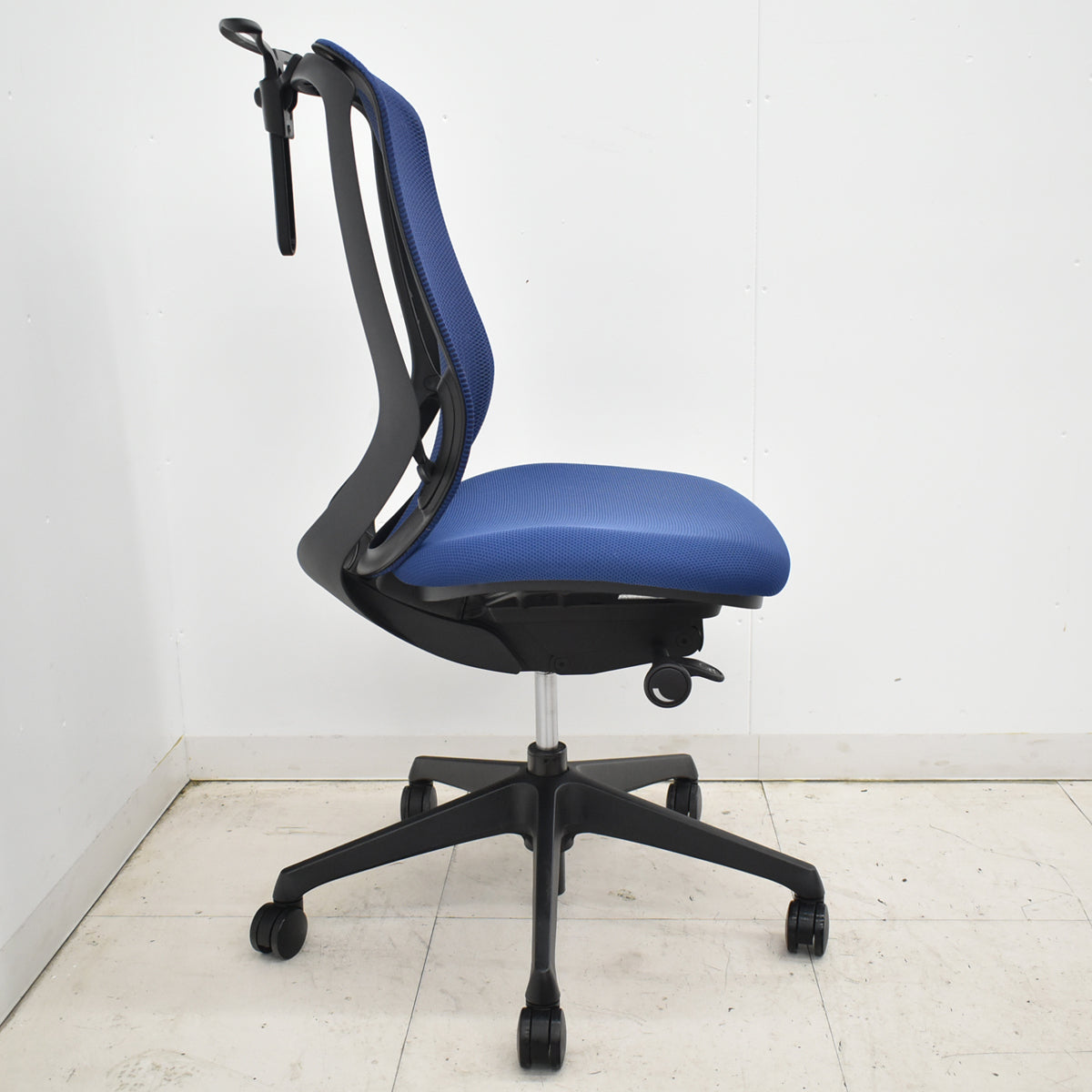 【中古】オカムラ　シルフィー　ハイバック　肘なし　バックカーブアジャスト　前傾機能　ハンガー　ミディアムブルー　2026012604【中古オフィス家具】