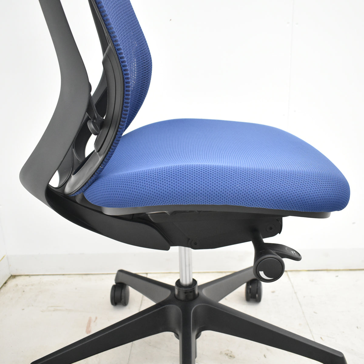 【中古】オカムラ　シルフィー　ハイバック　肘なし　バックカーブアジャスト　前傾機能　ハンガー　ミディアムブルー　2026012604【中古オフィス家具】