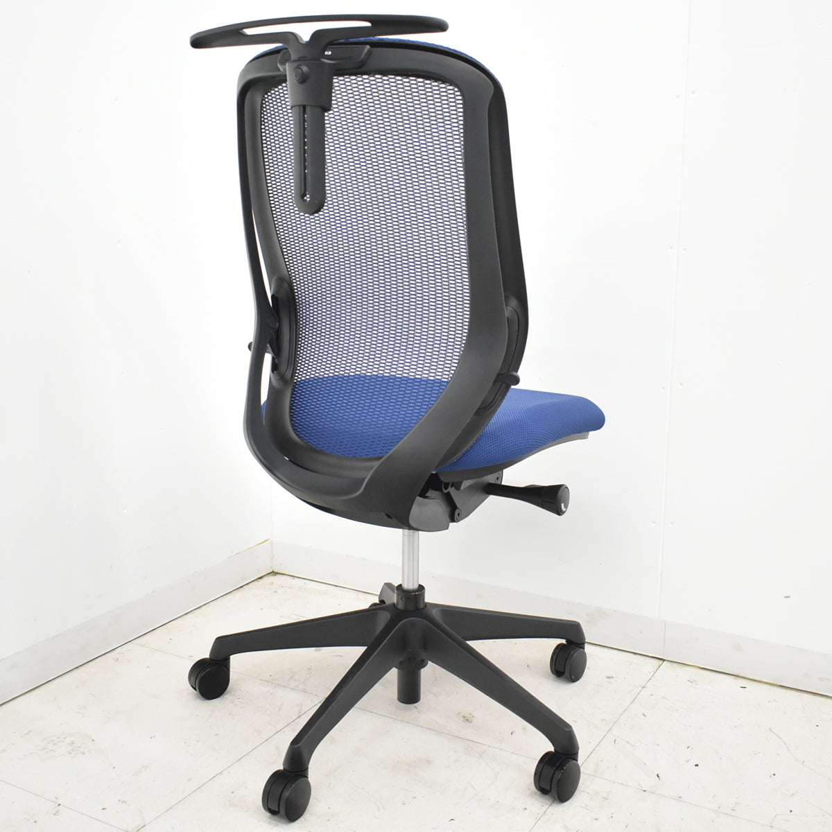 【中古】オカムラ　シルフィー　ハイバック　肘なし　バックカーブアジャスト　前傾機能　ハンガー　ミディアムブルー　2026012604【中古オフィス家具】