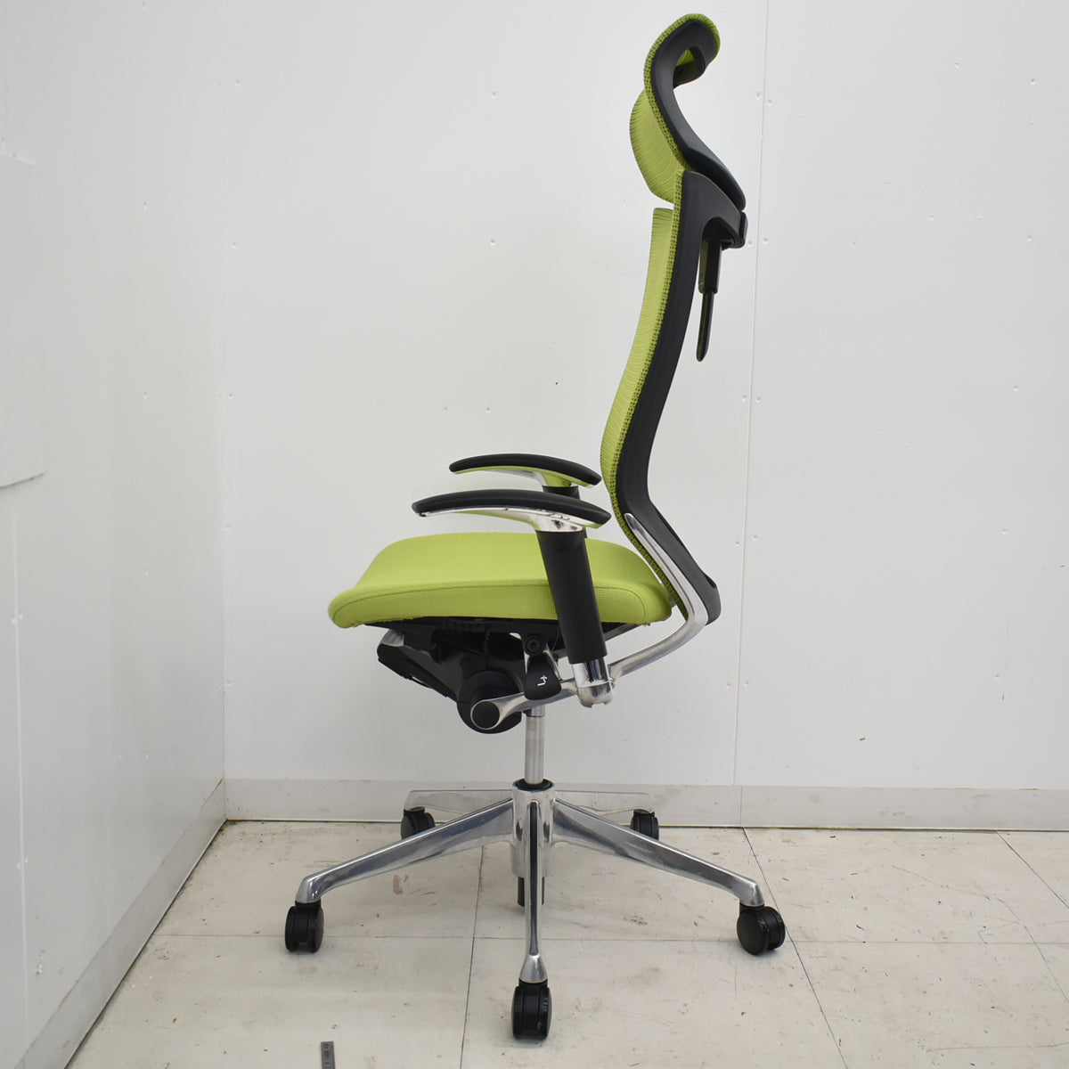 【中古】オカムラ　バロン　エクストラハイバック　可動肘　可動ヘッドレスト　ポリッシュ　ライムグリーン　肘パッド新品　2026012605【中古オフィス家具】
