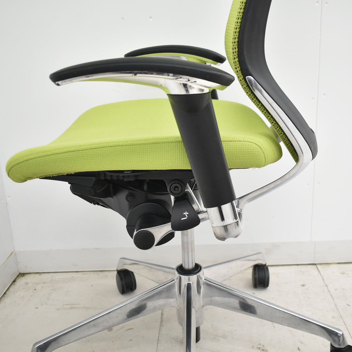 【中古】オカムラ　バロン　エクストラハイバック　可動肘　可動ヘッドレスト　ポリッシュ　ライムグリーン　肘パッド新品　2026012605【中古オフィス家具】