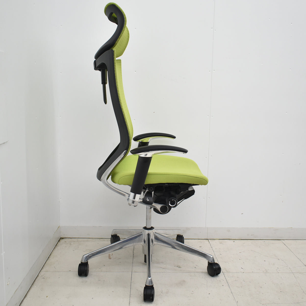 【中古】オカムラ　バロン　エクストラハイバック　可動肘　可動ヘッドレスト　ポリッシュ　ライムグリーン　肘パッド新品　2026012605【中古オフィス家具】
