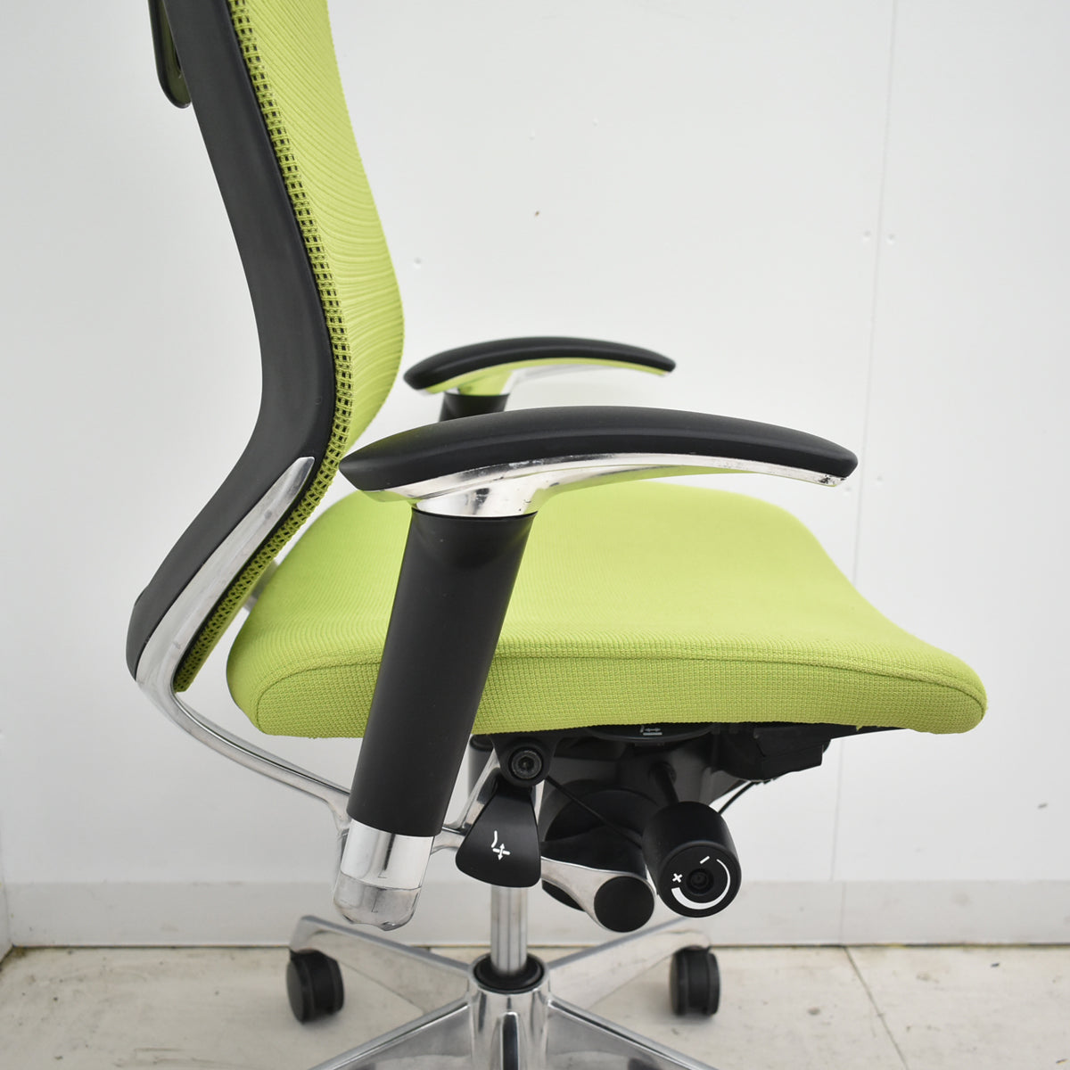 【中古】オカムラ　バロン　エクストラハイバック　可動肘　可動ヘッドレスト　ポリッシュ　ライムグリーン　肘パッド新品　2026012605【中古オフィス家具】