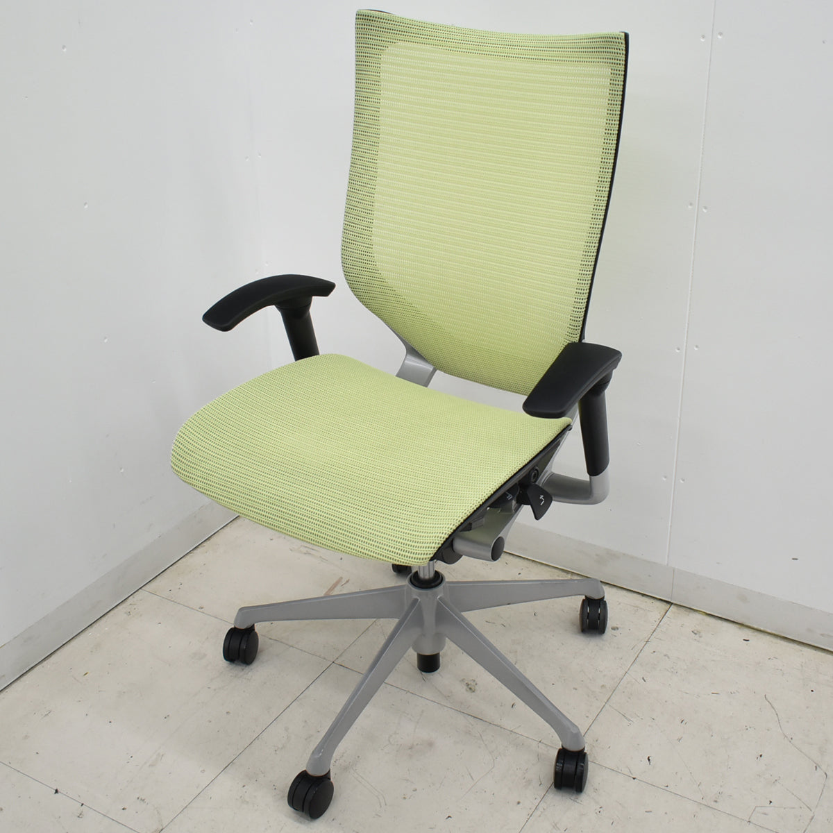 【中古】オカムラ　バロン　ハイバック　可動肘　シルバー脚　ピスタチオグリーン　2026012606【中古オフィス家具】