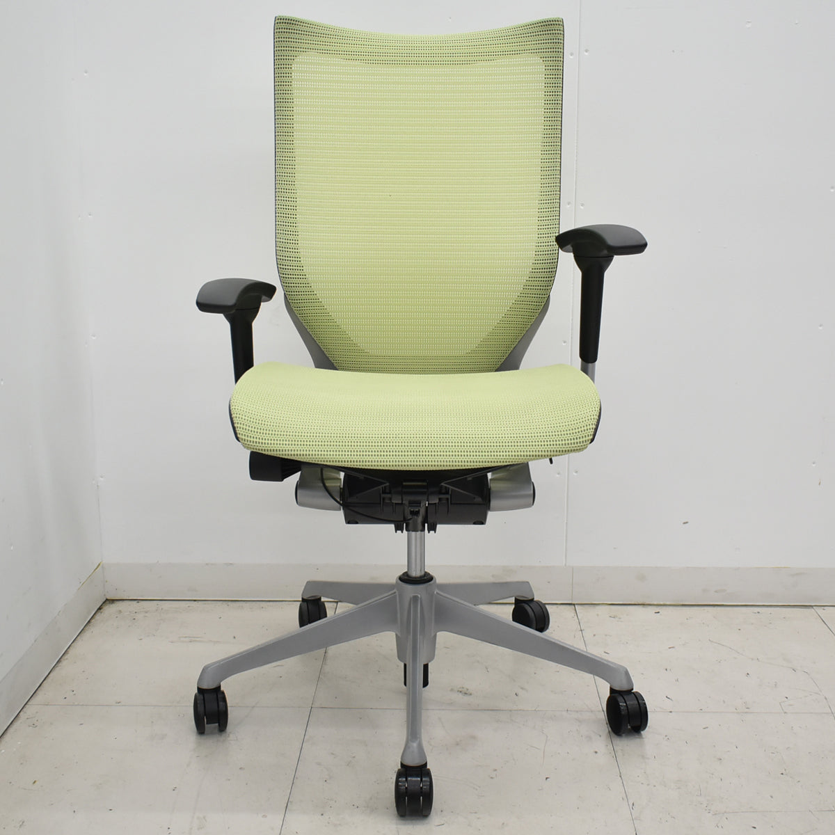 【中古】オカムラ　バロン　ハイバック　可動肘　シルバー脚　ピスタチオグリーン　2026012606【中古オフィス家具】