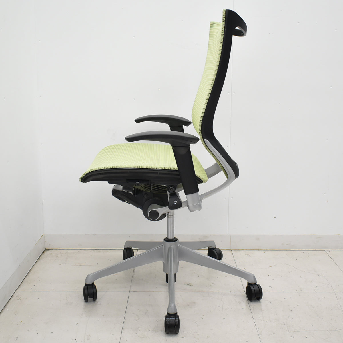 【中古】オカムラ　バロン　ハイバック　可動肘　シルバー脚　ピスタチオグリーン　2026012606【中古オフィス家具】