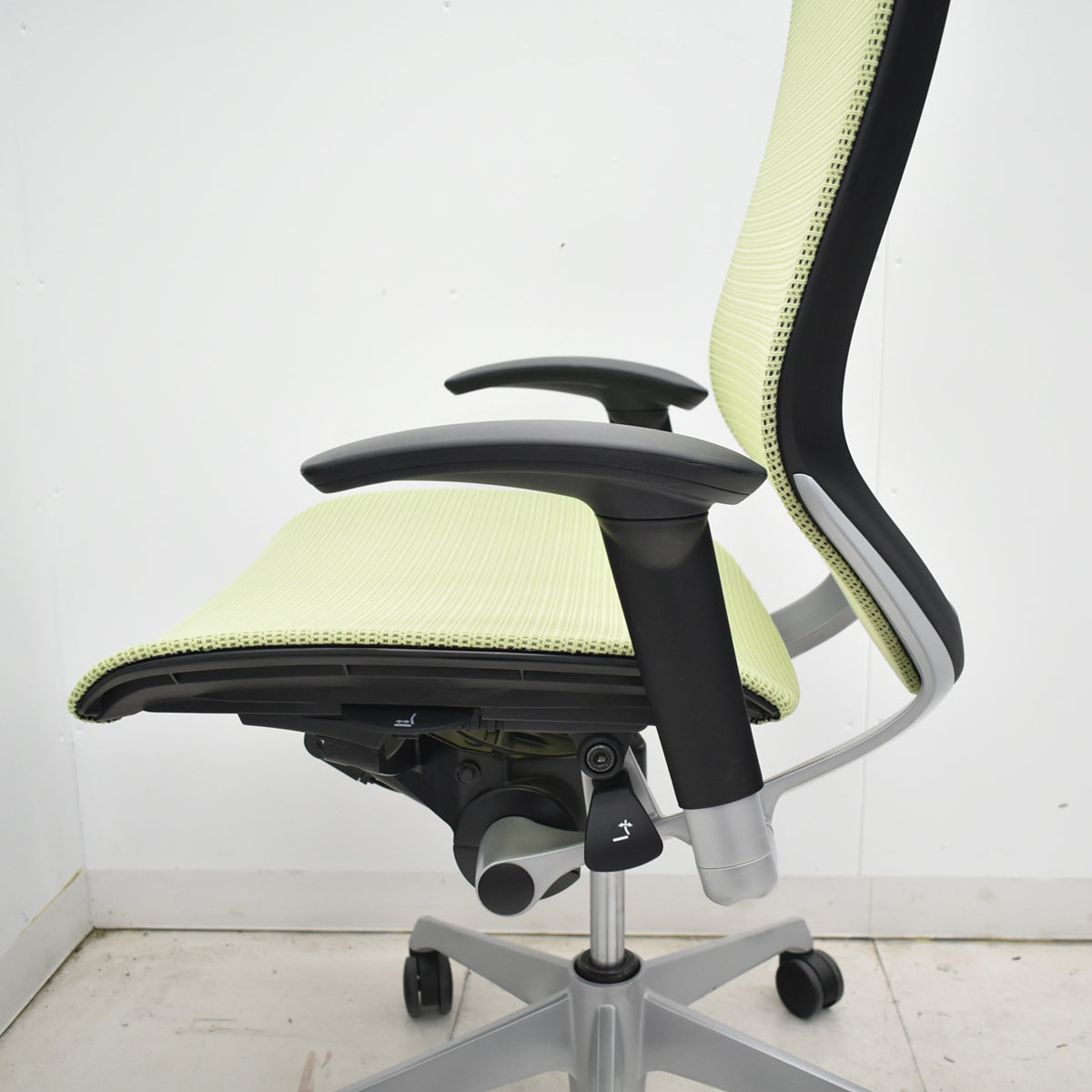【中古】オカムラ　バロン　ハイバック　可動肘　シルバー脚　ピスタチオグリーン　2026012606【中古オフィス家具】