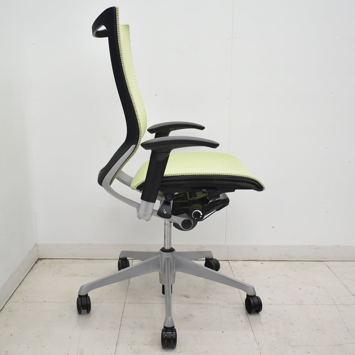 【中古】オカムラ　バロン　ハイバック　可動肘　シルバー脚　ピスタチオグリーン　2026012606【中古オフィス家具】