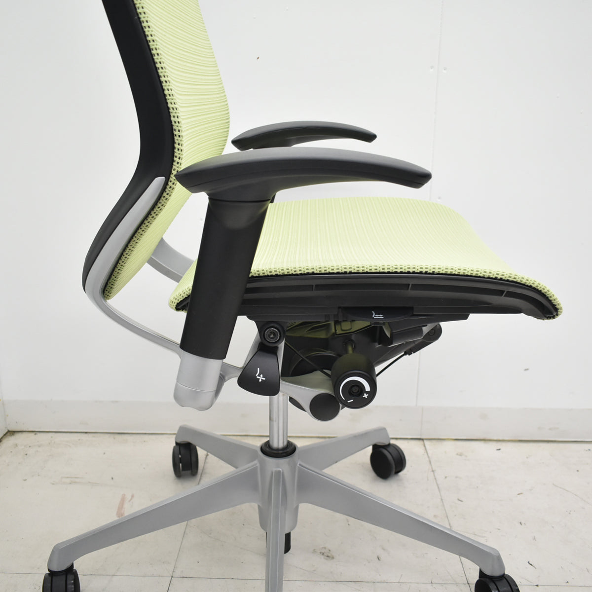 【中古】オカムラ　バロン　ハイバック　可動肘　シルバー脚　ピスタチオグリーン　2026012606【中古オフィス家具】