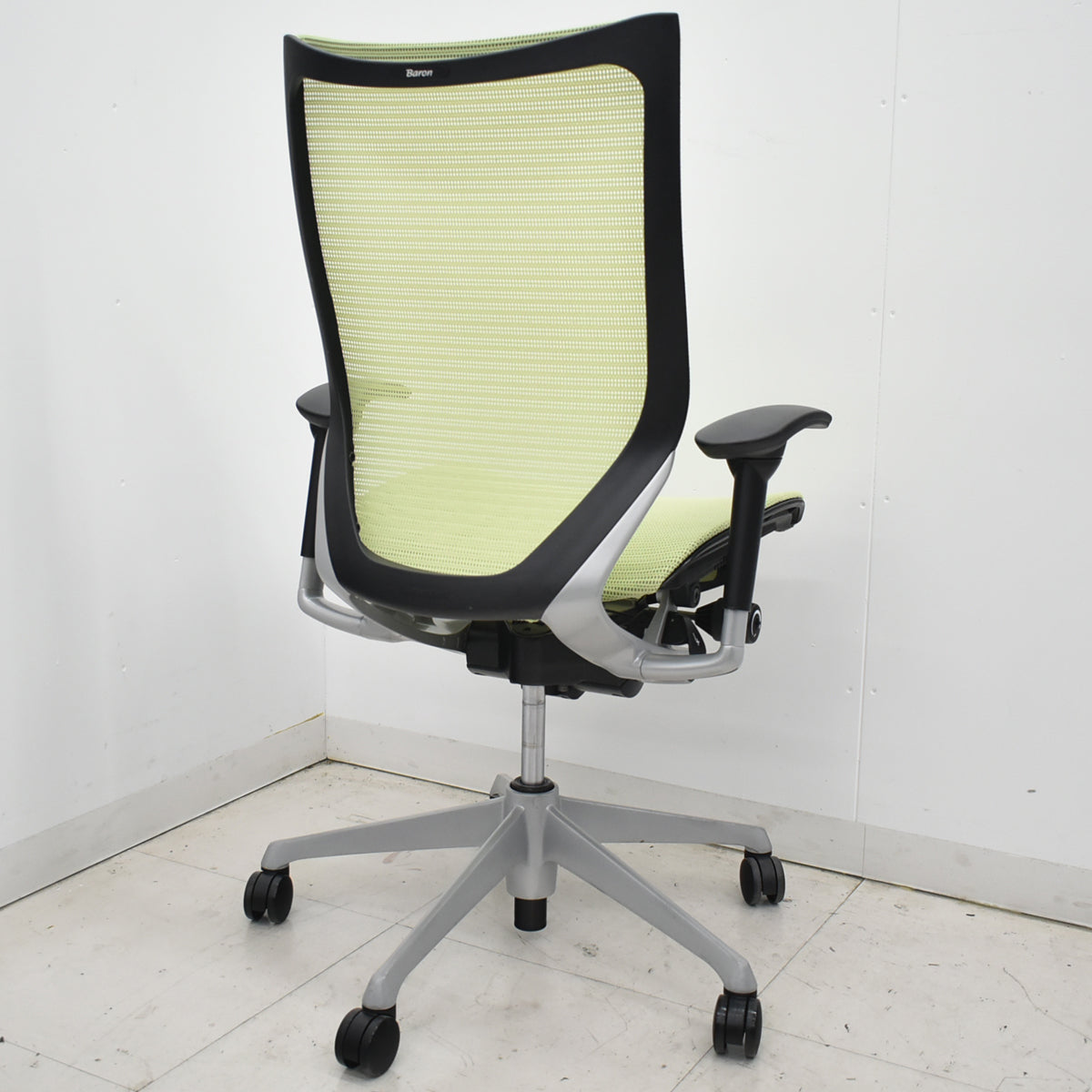 【中古】オカムラ　バロン　ハイバック　可動肘　シルバー脚　ピスタチオグリーン　2026012606【中古オフィス家具】