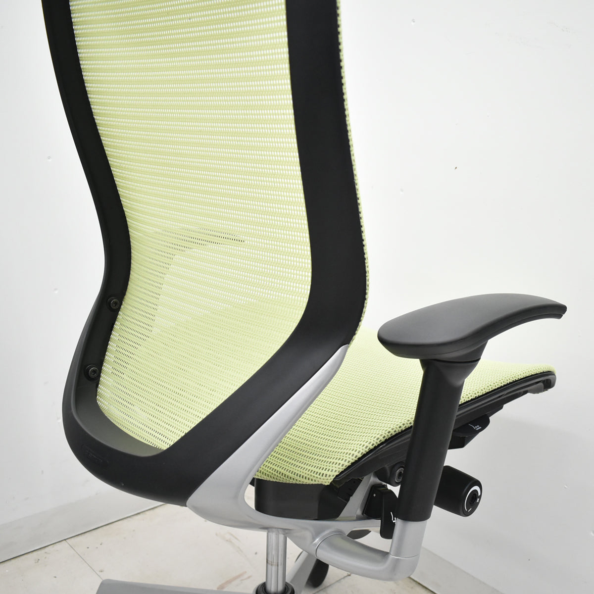【中古】オカムラ　バロン　ハイバック　可動肘　シルバー脚　ピスタチオグリーン　2026012606【中古オフィス家具】