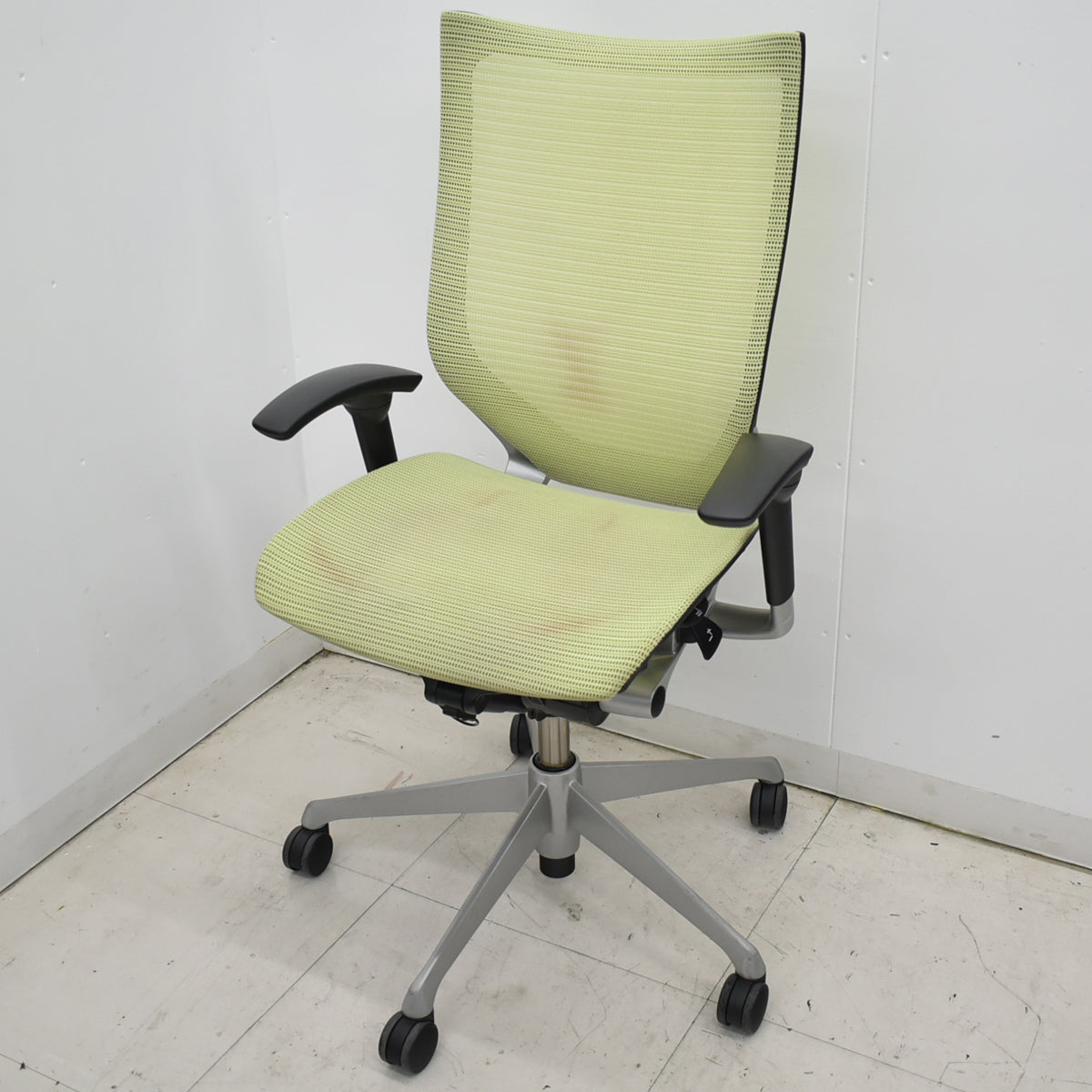 【中古】オカムラ　バロン　ハイバック　可動肘　シルバー脚　ピスタチオグリーン　2026012607【中古オフィス家具】
