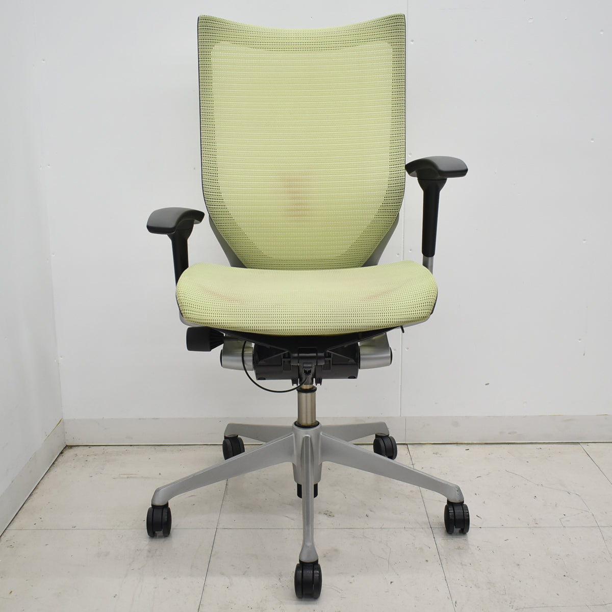 【中古】オカムラ　バロン　ハイバック　可動肘　シルバー脚　ピスタチオグリーン　2026012607【中古オフィス家具】
