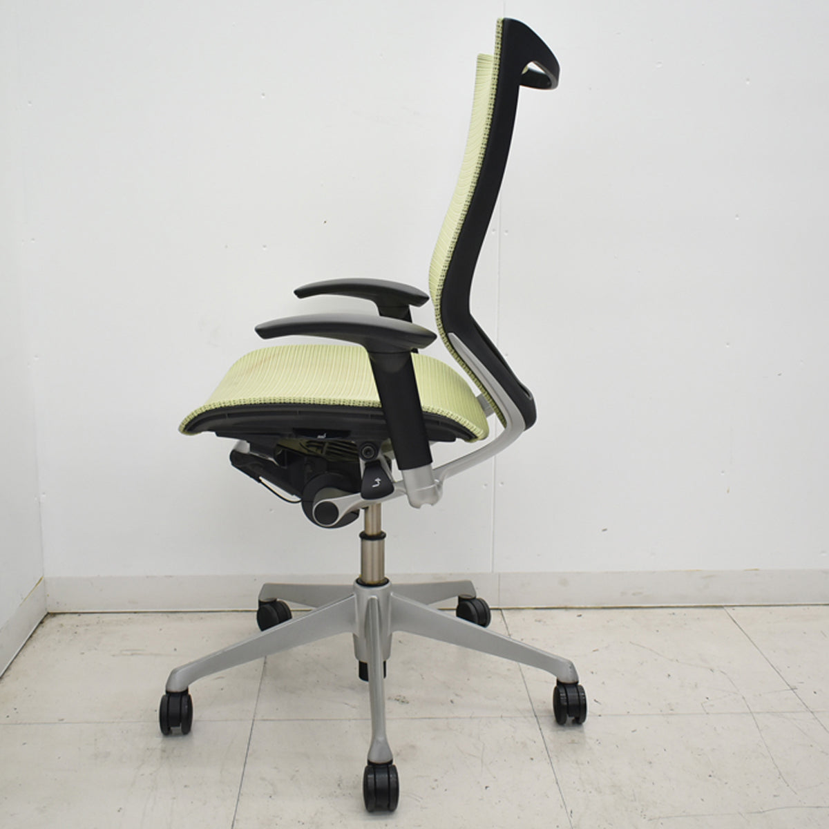 【中古】オカムラ　バロン　ハイバック　可動肘　シルバー脚　ピスタチオグリーン　2026012607【中古オフィス家具】