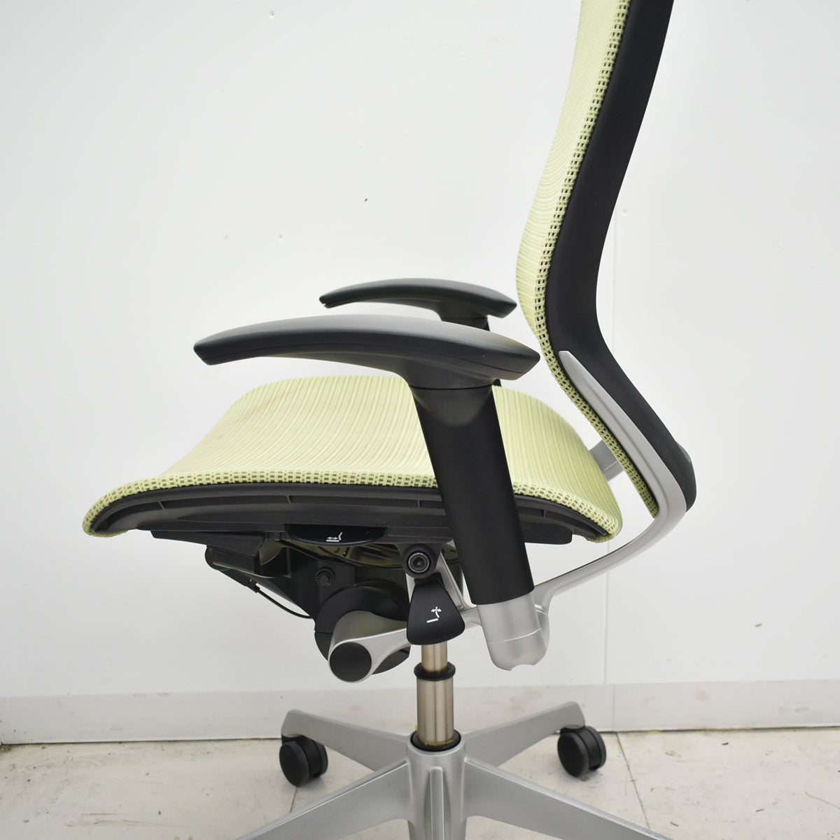 【中古】オカムラ　バロン　ハイバック　可動肘　シルバー脚　ピスタチオグリーン　2026012607【中古オフィス家具】