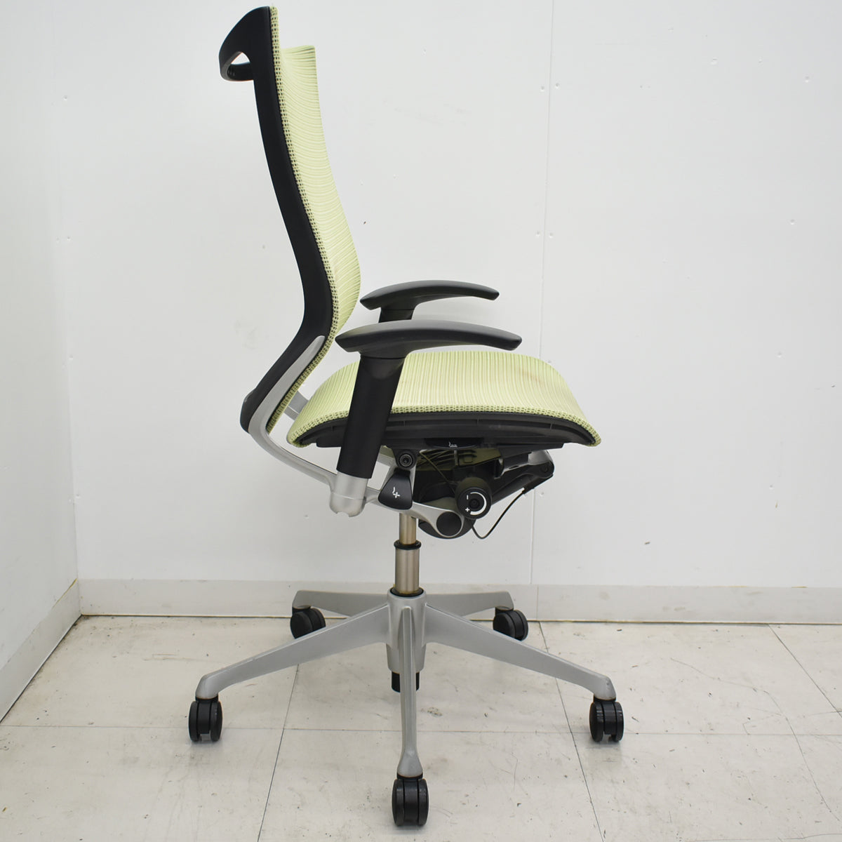 【中古】オカムラ　バロン　ハイバック　可動肘　シルバー脚　ピスタチオグリーン　2026012607【中古オフィス家具】