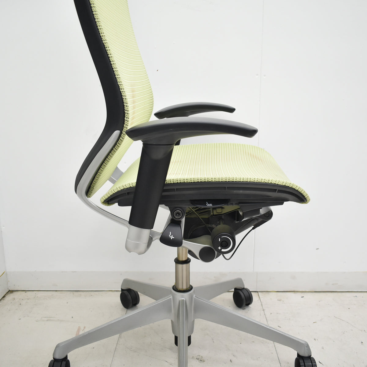 【中古】オカムラ　バロン　ハイバック　可動肘　シルバー脚　ピスタチオグリーン　2026012607【中古オフィス家具】